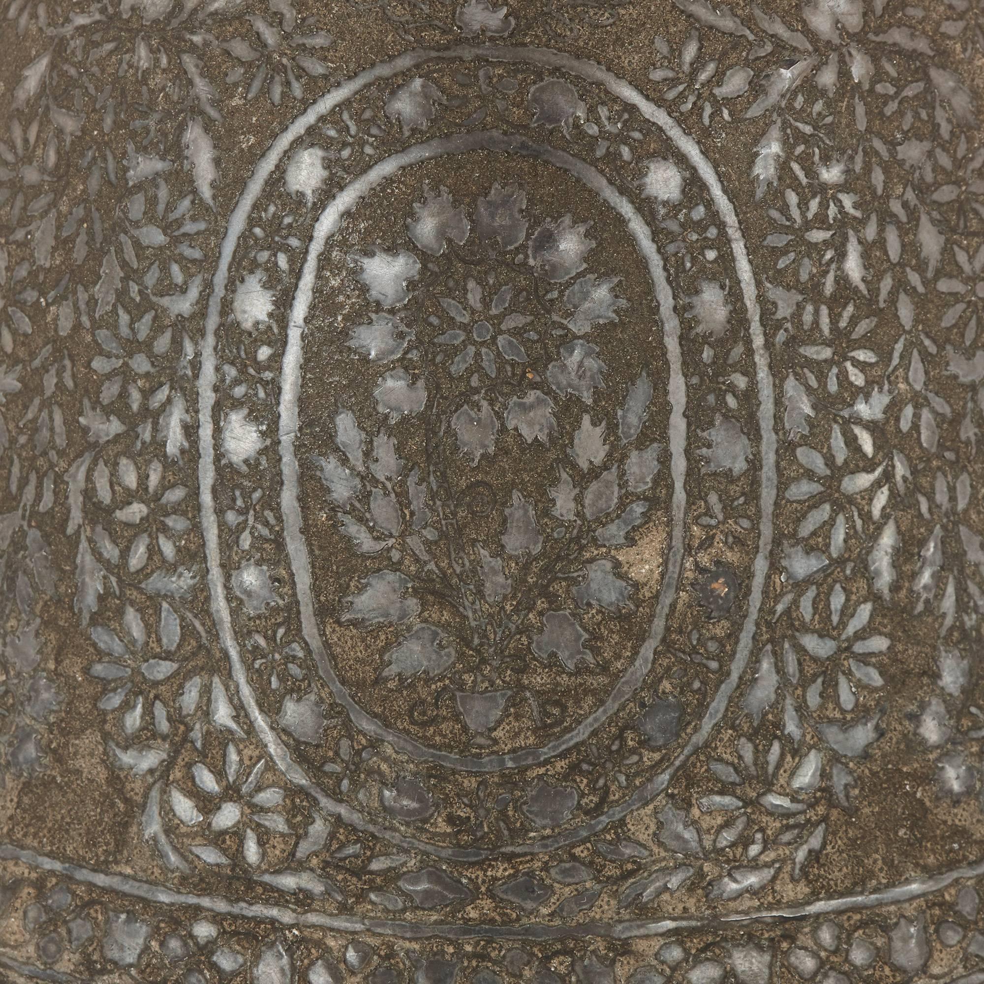 Indischer Bidri-Metallsockel mit Kapuzenfuß aus dem 19. Jahrhundert im Angebot 3