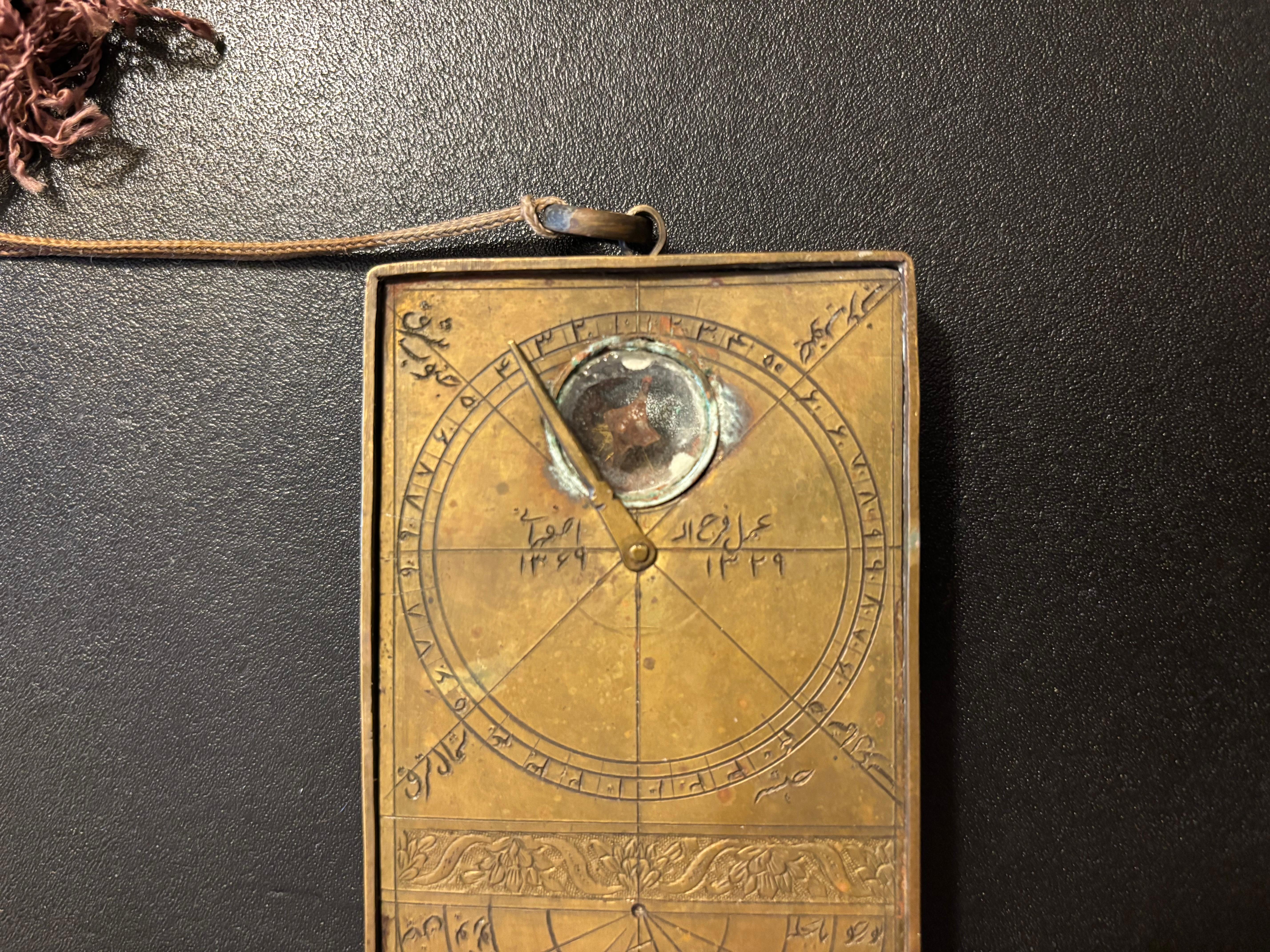 Compas Qibla indien en laiton du 19e siècle en vente 3