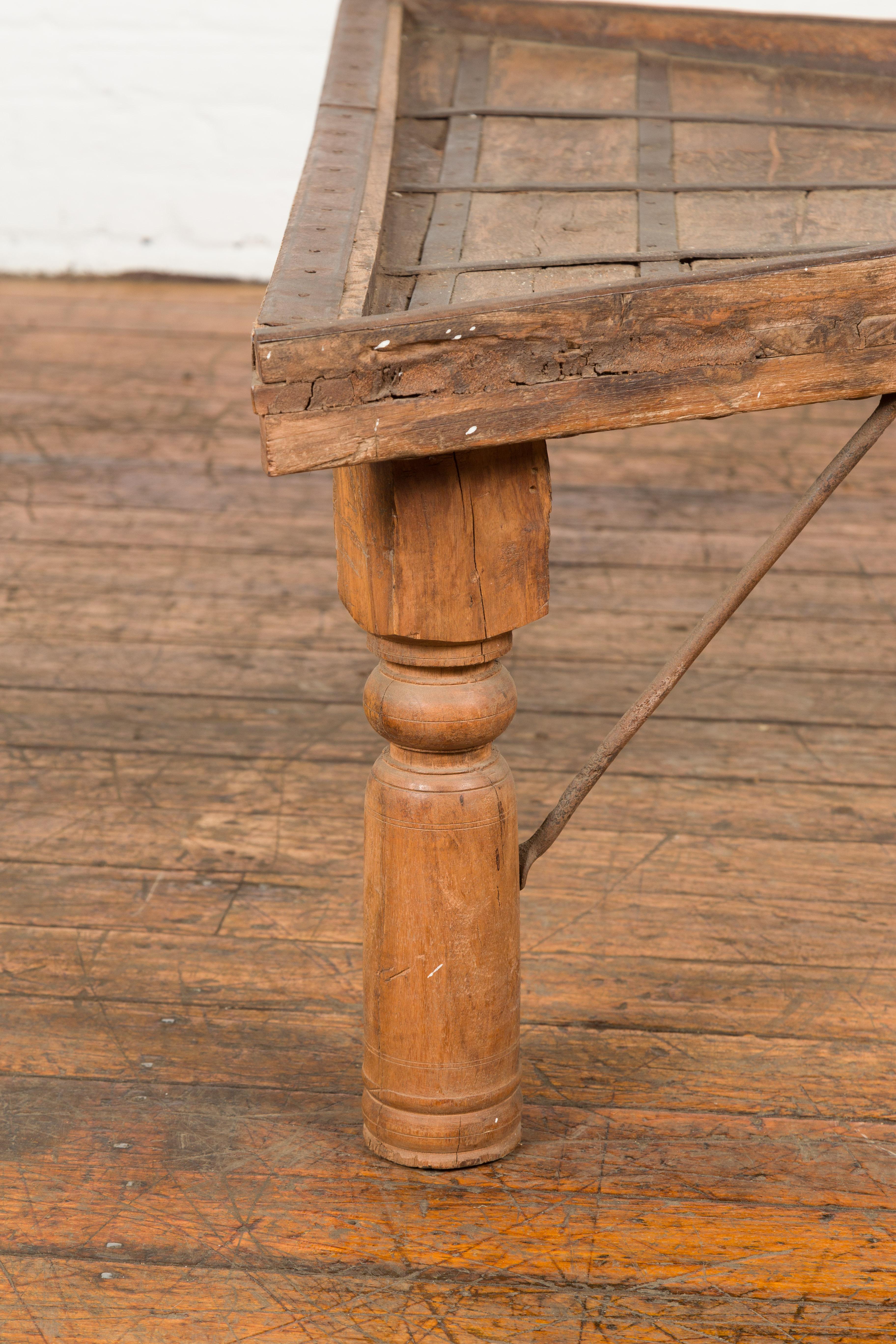 Chariot Ampoule indienne du 19ème siècle transformé en table basse avec détails en fer en vente 4