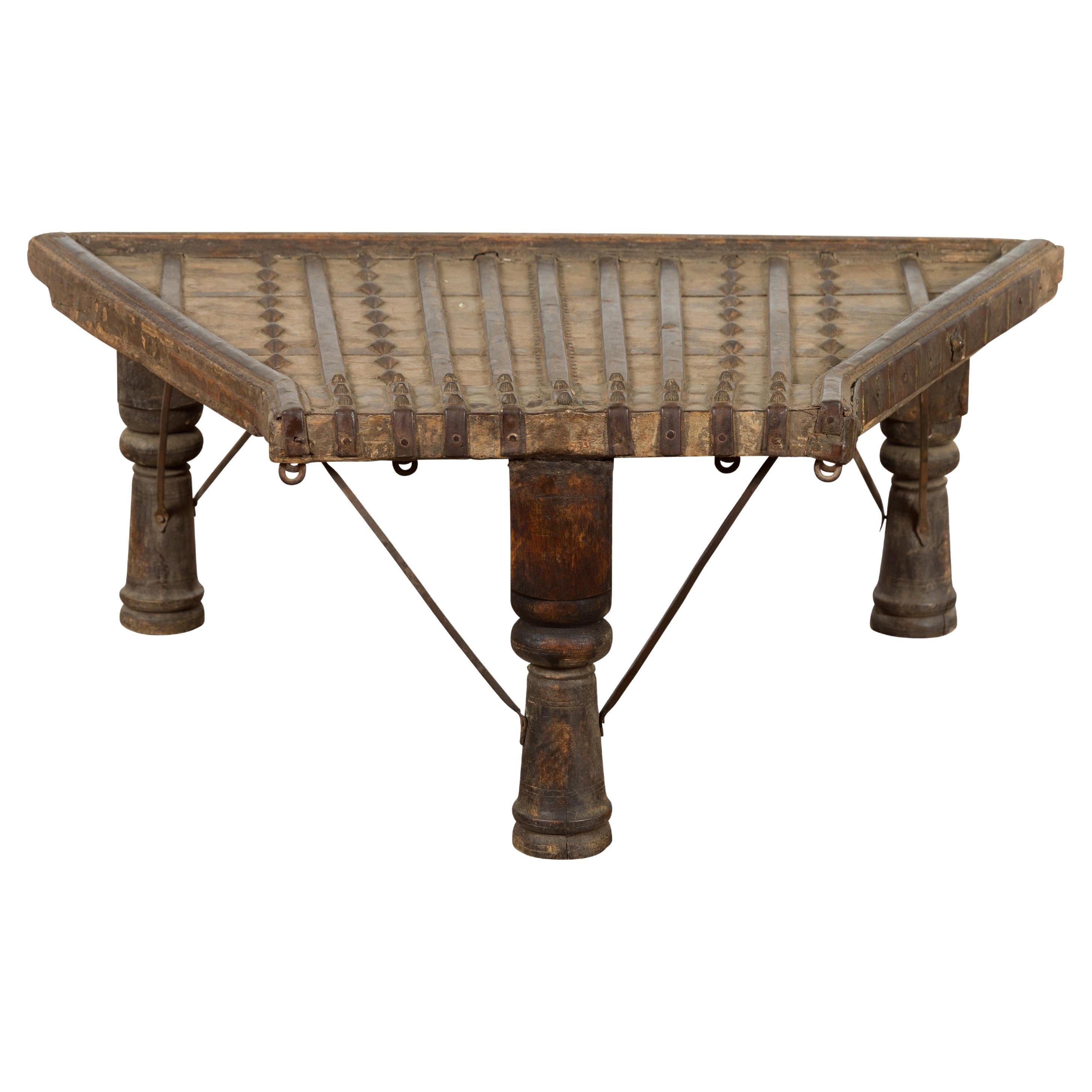 Chariot Ampoule indienne du 19ème siècle transformé en table basse avec détails en fer
