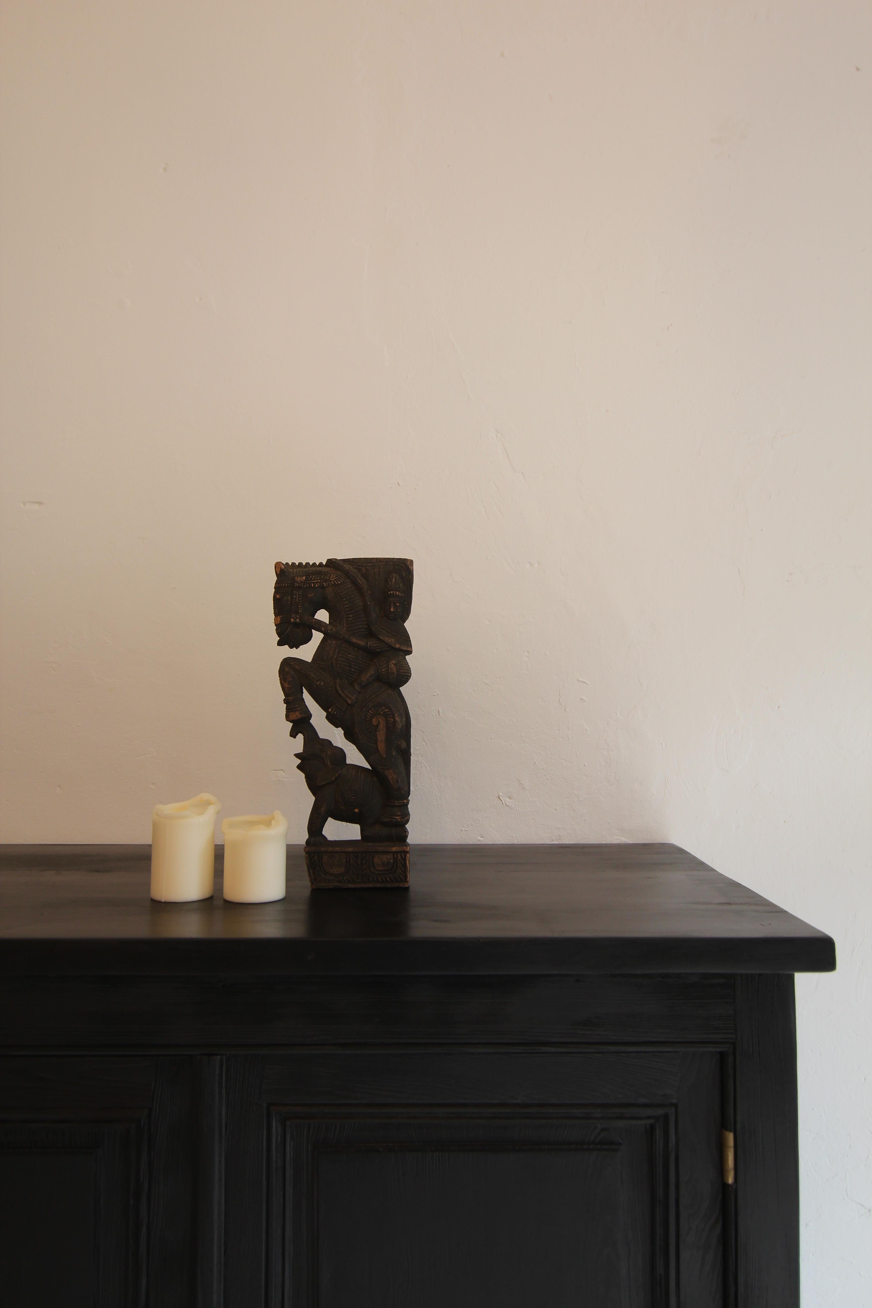 Una bellissima scultura indiana in legno che raffigura un cavaliere a cavallo e un elefante inginocchiato. Probabilmente nella seconda metà del XIX secolo. 
Oggetto altamente decorativo con una meravigliosa patina originale.

Dimensioni
Altezza: 45