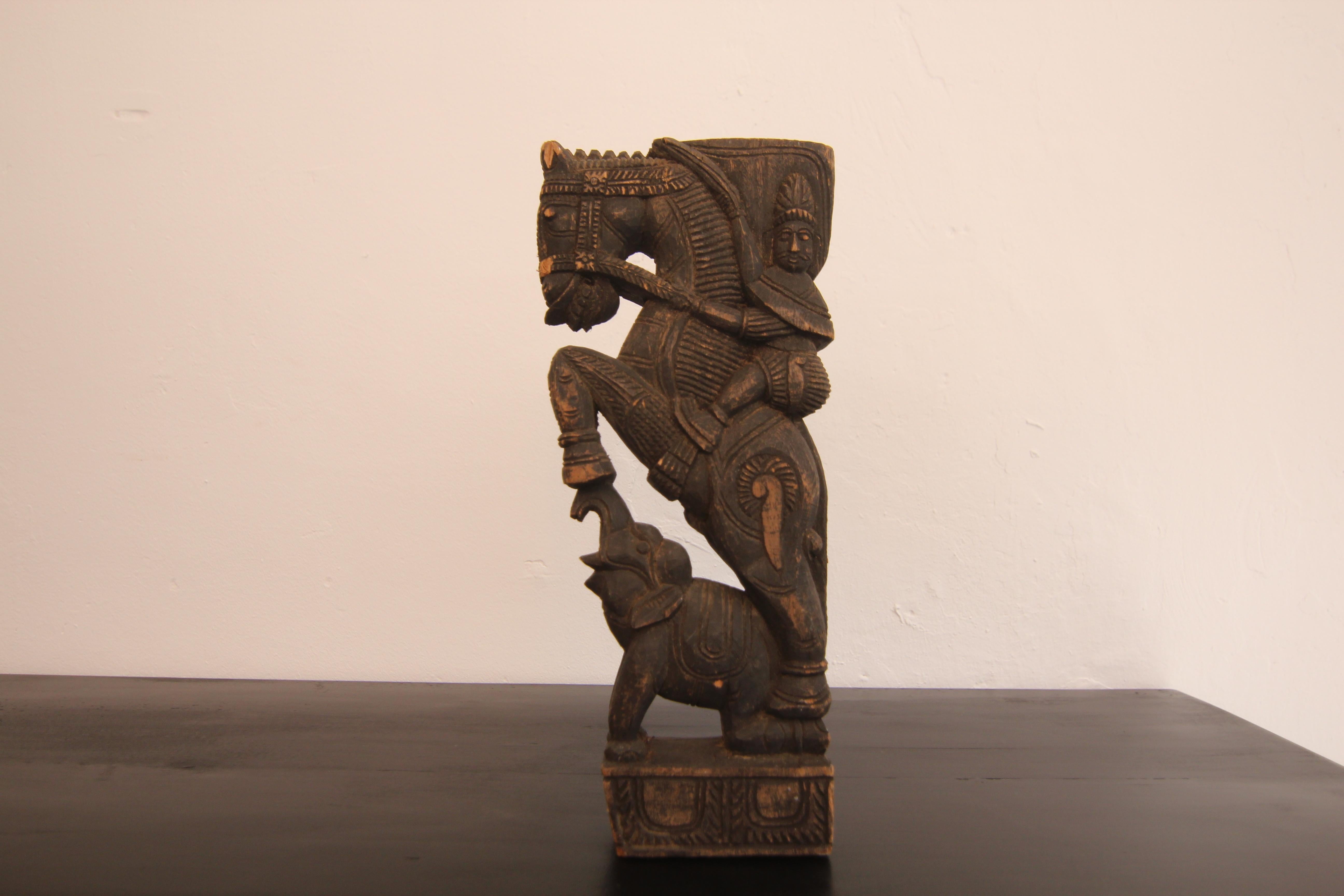 Oggetto in legno intagliato indiano del XIX secolo In condizioni discrete in vendita a Dusseldorf, DE