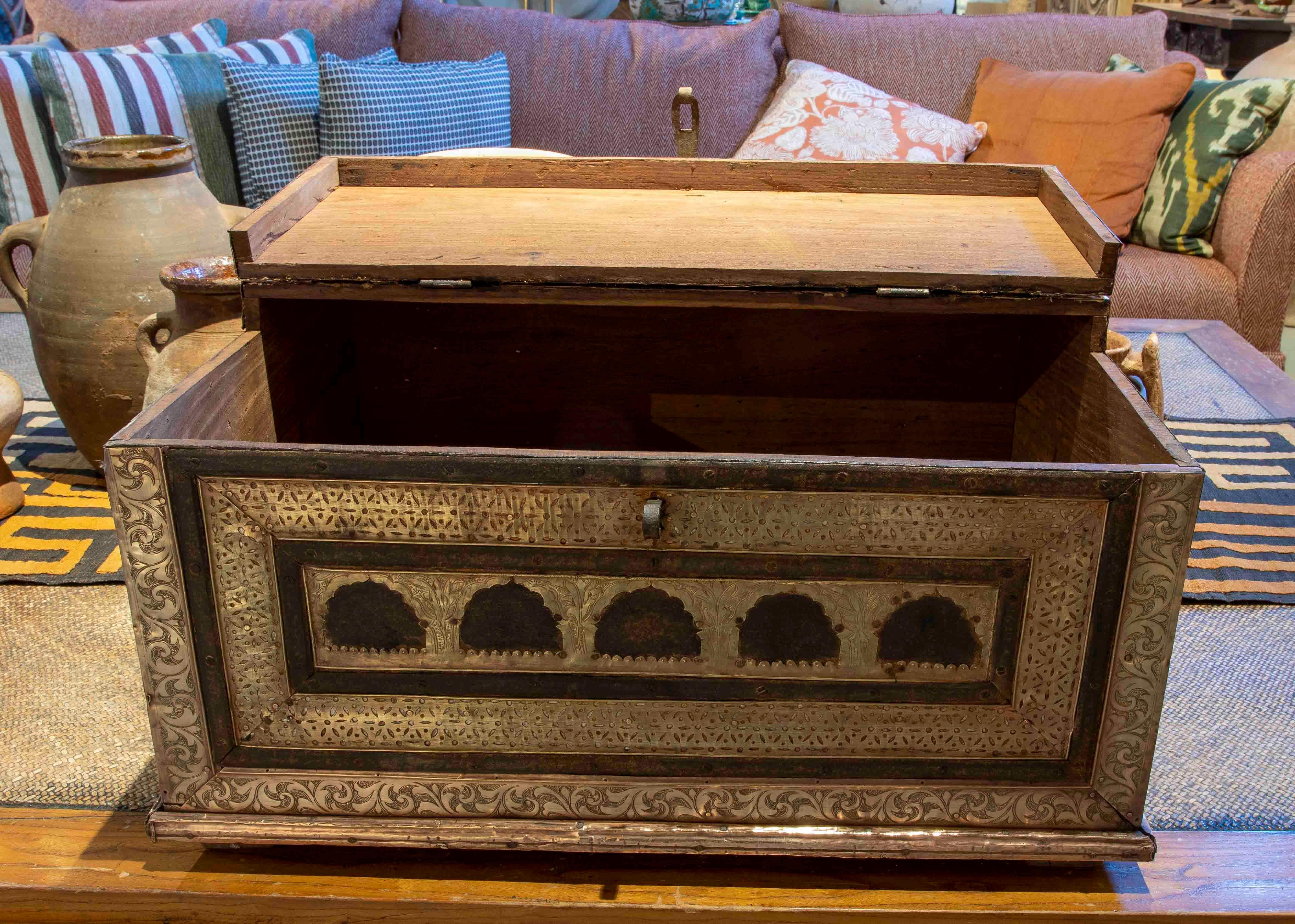 19th Century Indian Chest with Wooden Frame Covered in Embossed Brass  In Good Condition For Sale In Marbella, ES