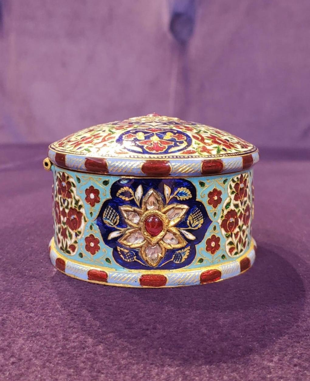 19th Century Indian Enamel Gold Box For Sale 7