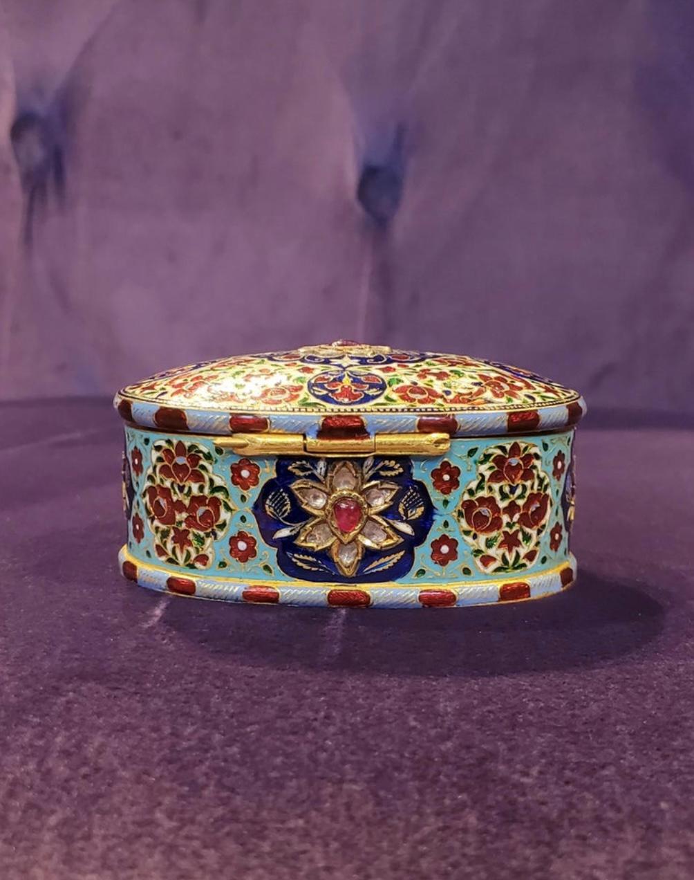 19th Century Indian Enamel Gold Box In Excellent Condition For Sale In New York, NY
