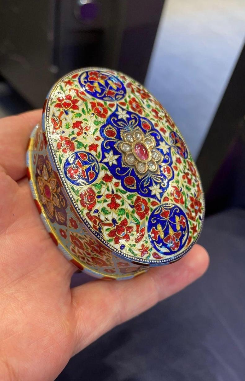 19th Century Indian Enamel Gold Box For Sale 5