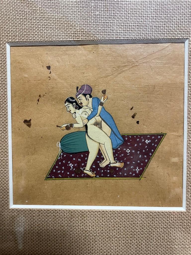 Indische erotische Kama Sutra aus dem 19. Jahrhundert in hellbrauner Gouache mit Intarsien aus Laubsägearbeiten (Gemalt) im Angebot