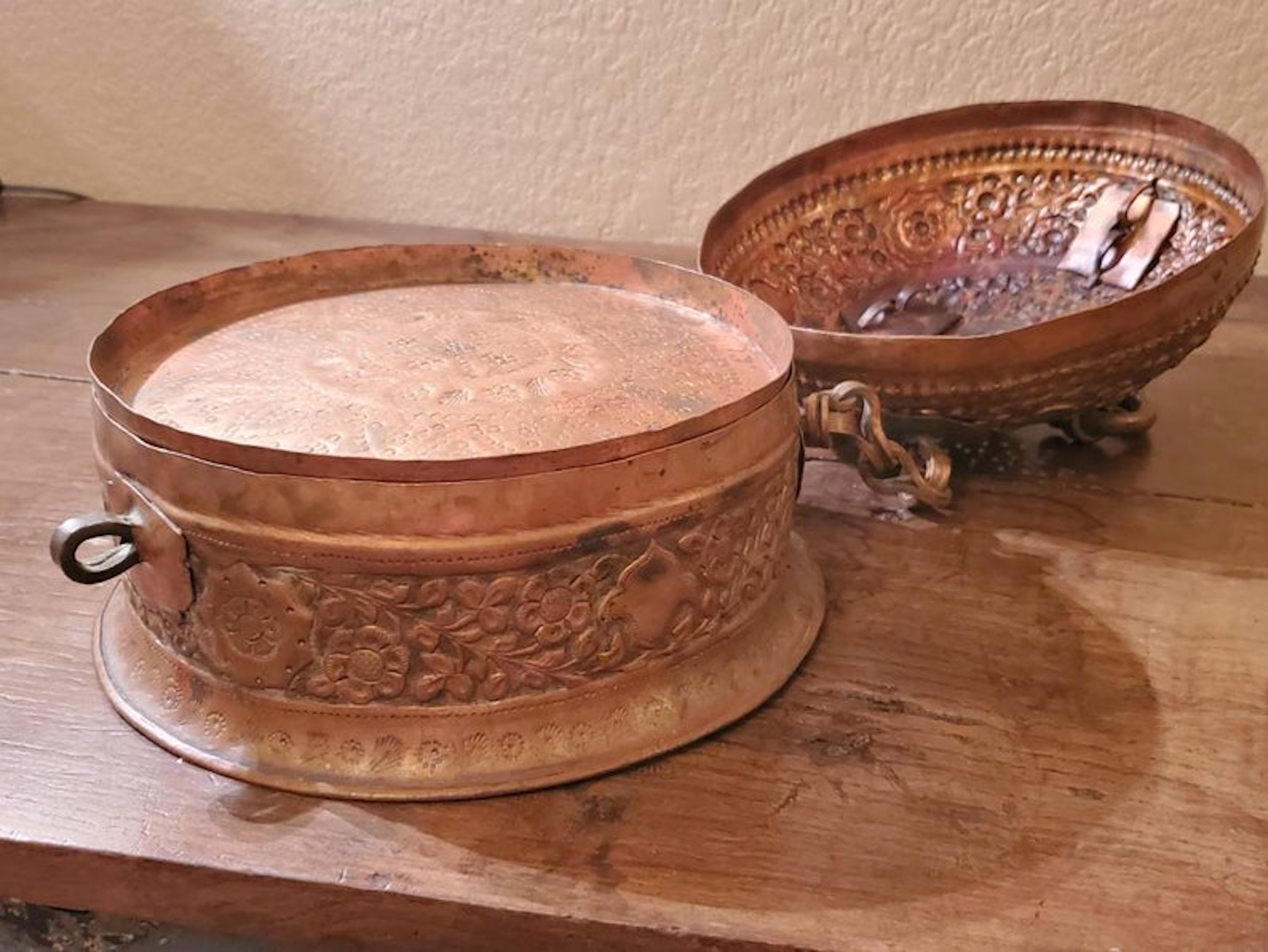 19th Century Indian Hammered Copper & Bronze Betel Nut Paan-Daan Stash Box For Sale 4