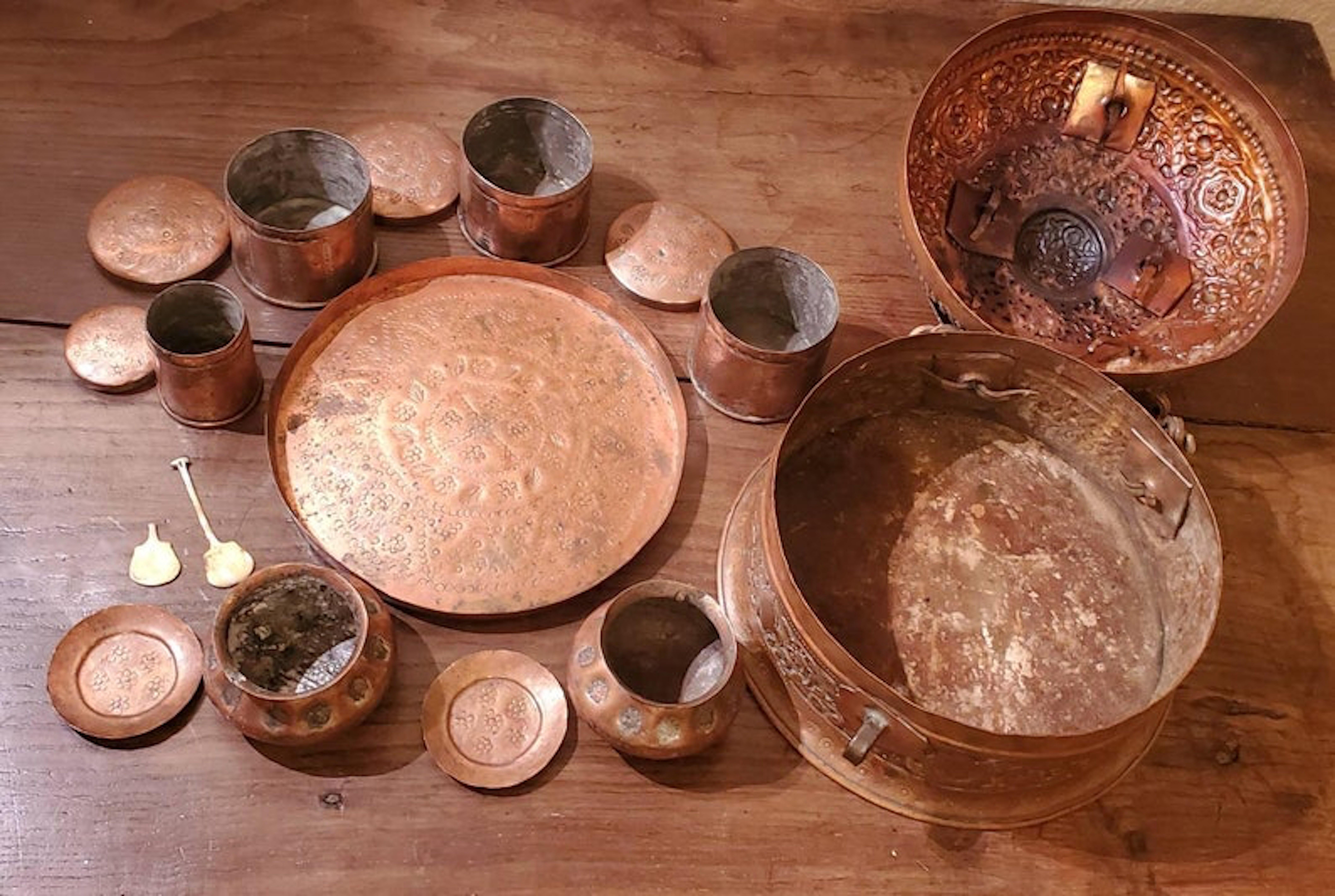 Indische, gehämmerte, gehämmerte Betelschachtel aus Kupfer und Bronze, Nussbaum, Paan-Daan, 19. Jahrhundert (Gehämmert) im Angebot