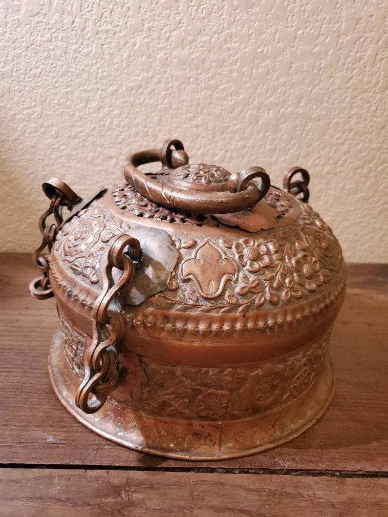 19th Century Indian Hammered Copper & Bronze Betel Nut Paan-Daan Stash Box For Sale 1