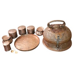 Boîte de rangement indienne du 19ème siècle en cuivre martelé et bronze pour noix de bétel Paan-Daan