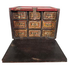 Boîte indienne du 19ème siècle en bois peint à la main