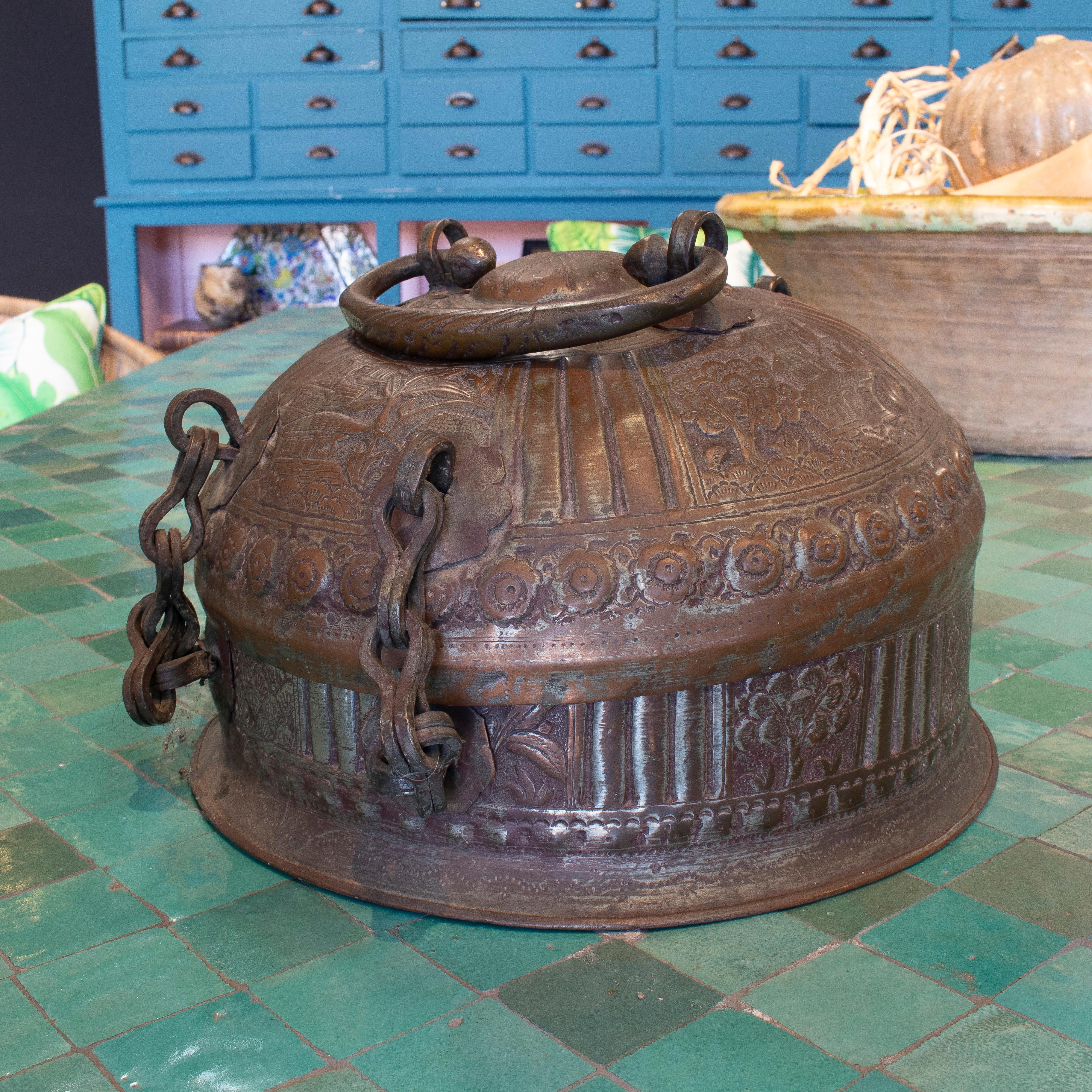19th Century Indian Mogul Empire Hand Embossed Metal Box w/ Handle In Good Condition In Marbella, ES