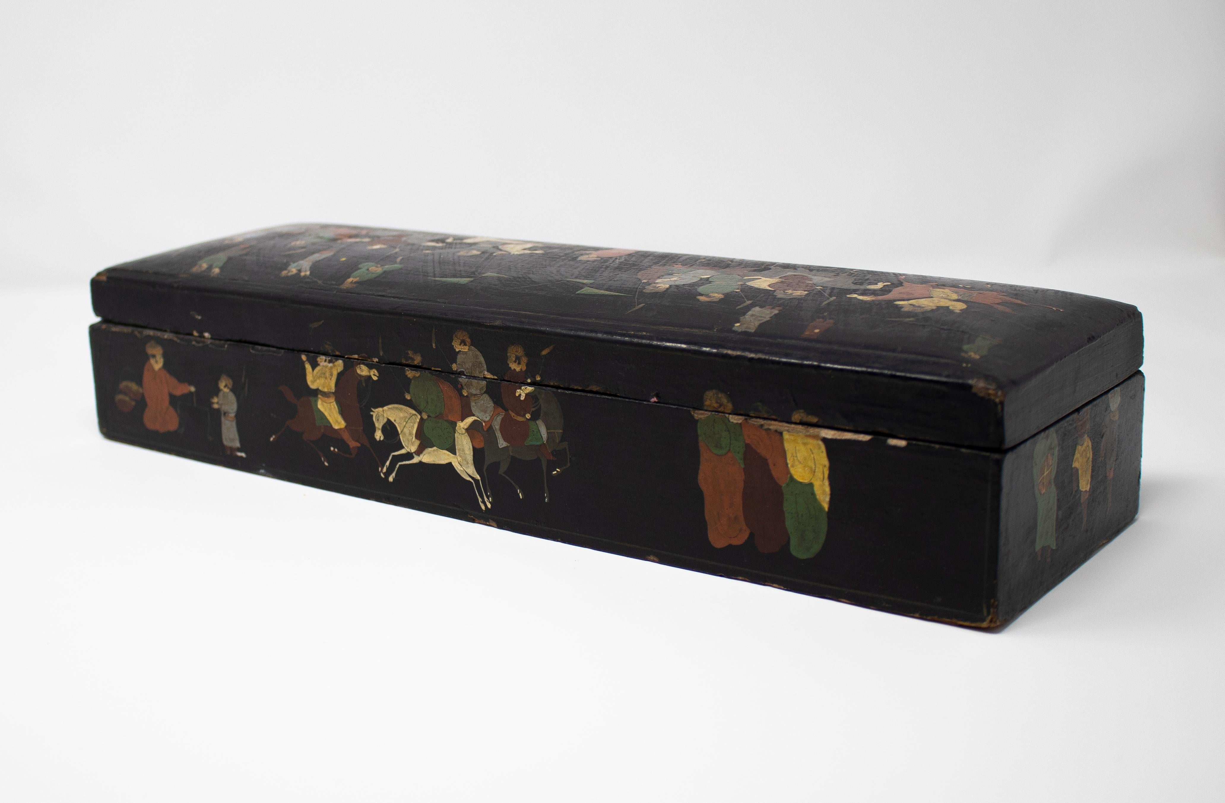 19th Century Indian Mughal Lacquered Box with People and Horses Painted Scenes In Good Condition In Marbella, ES