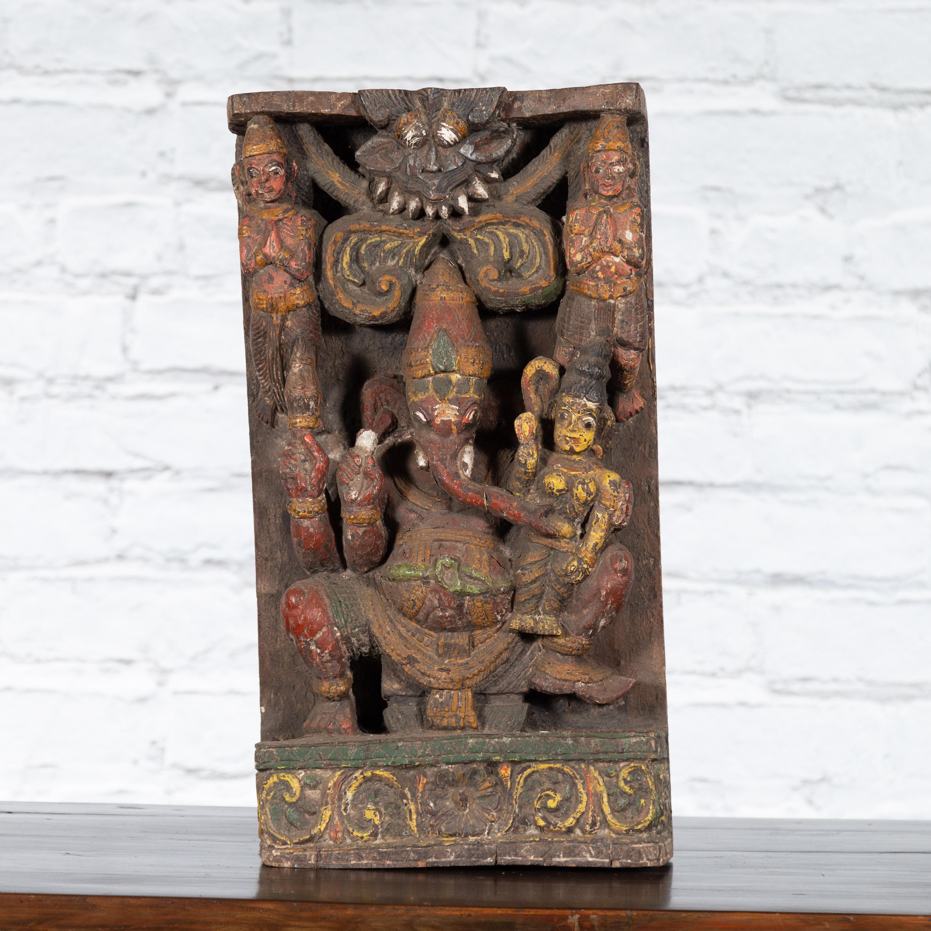 Indische mehrfarbige Tempelschnitzerei des 19. Jahrhunderts, die Ganesha mitsort darstellt (Holz) im Angebot