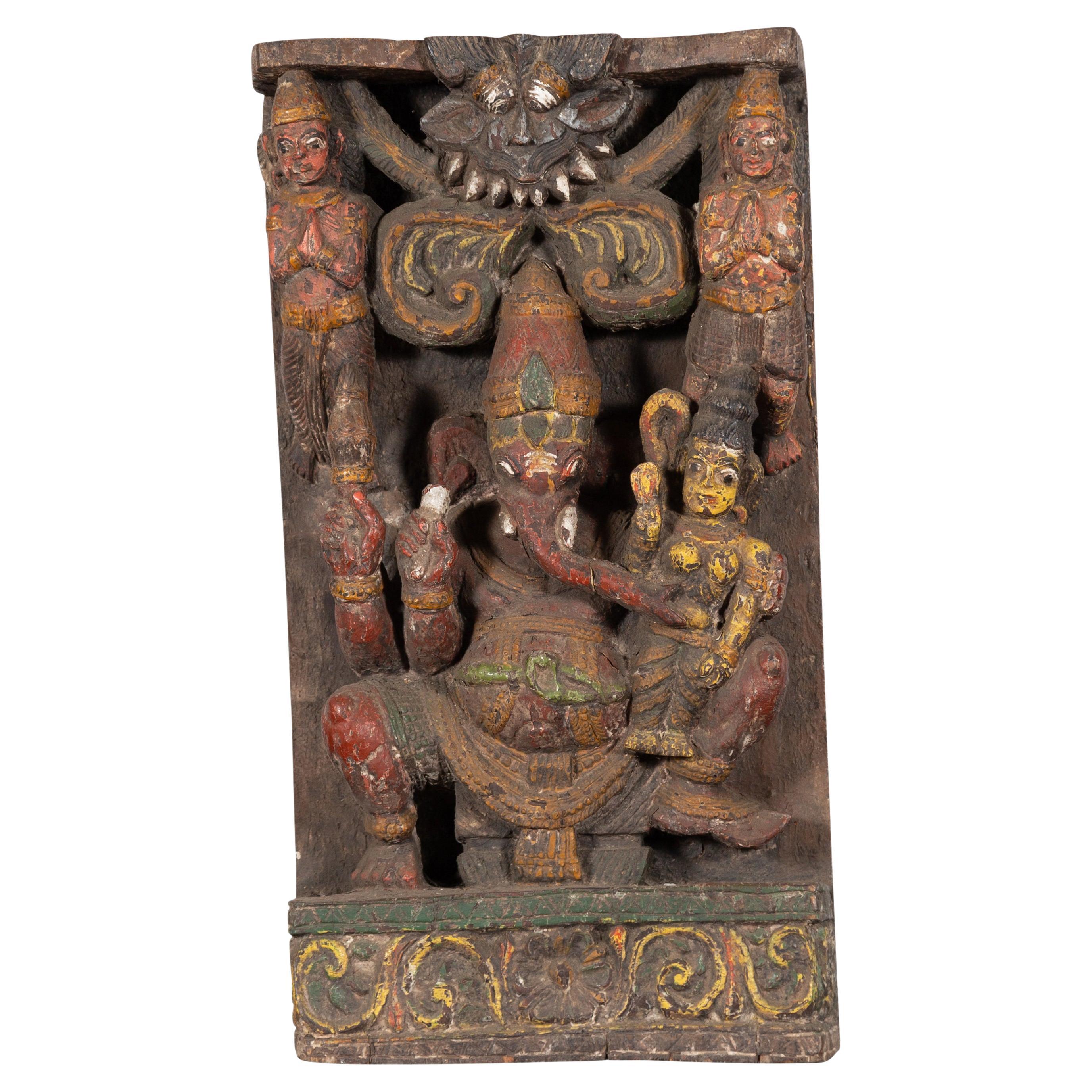 Indische mehrfarbige Tempelschnitzerei des 19. Jahrhunderts, die Ganesha mitsort darstellt