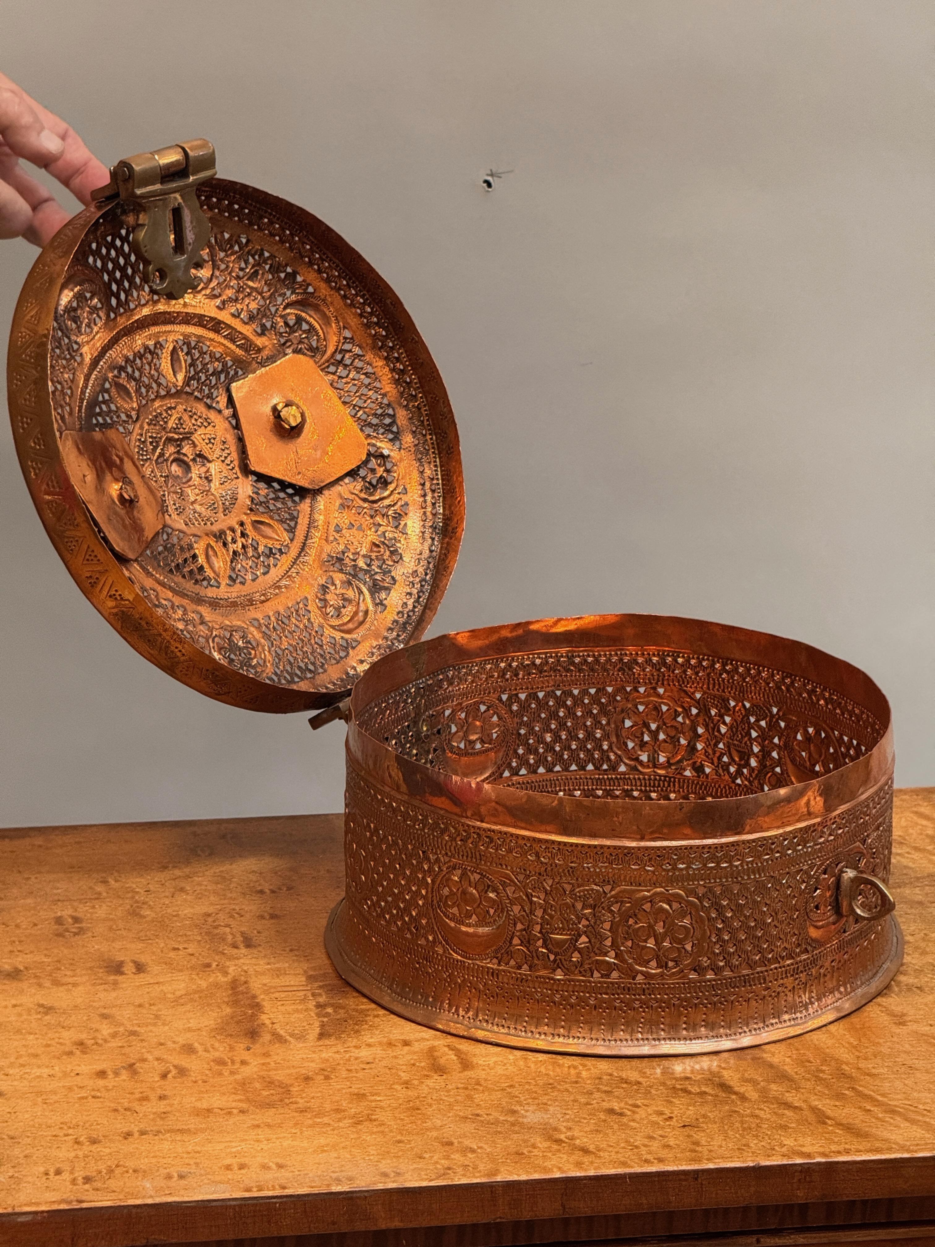 Scatola di rame reticolata indiana 