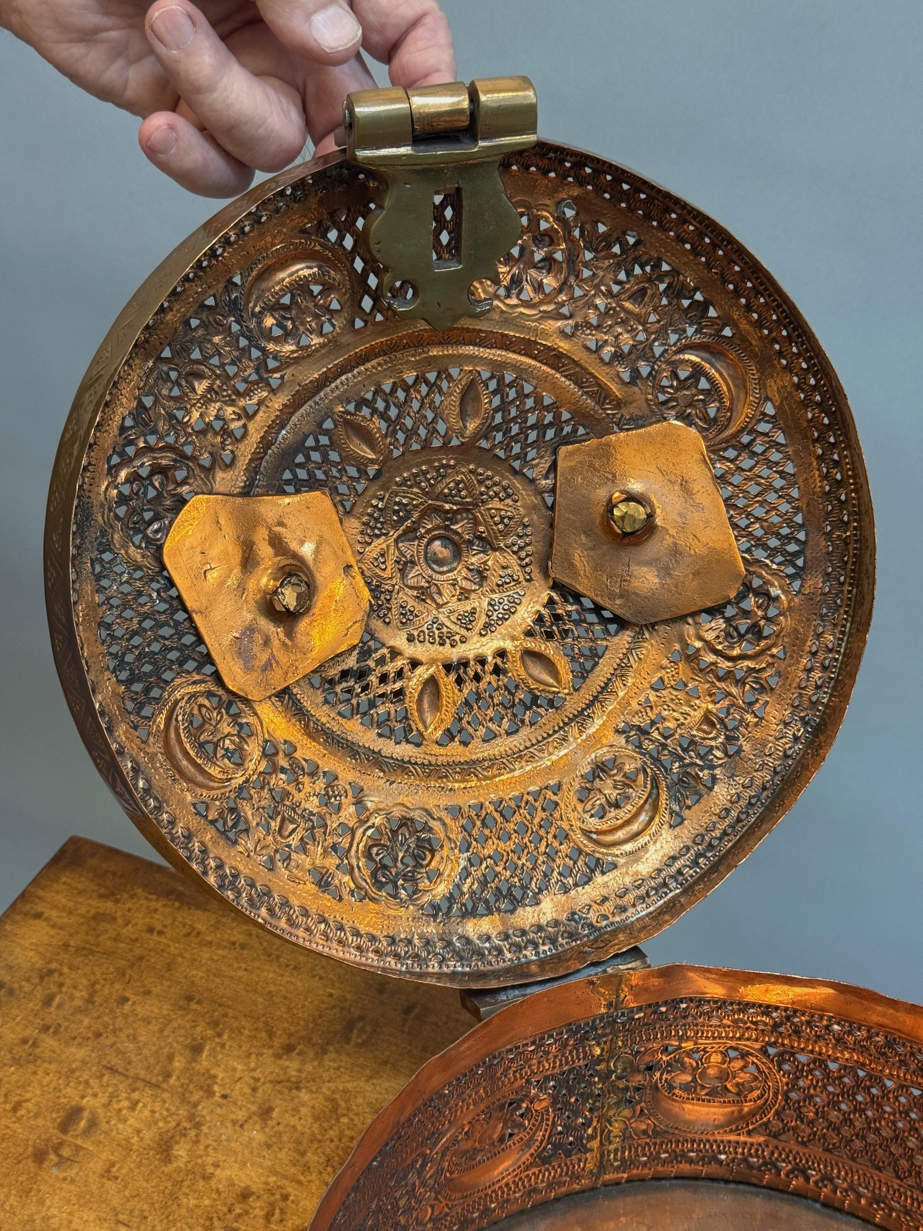 Scatola di rame reticolata indiana 