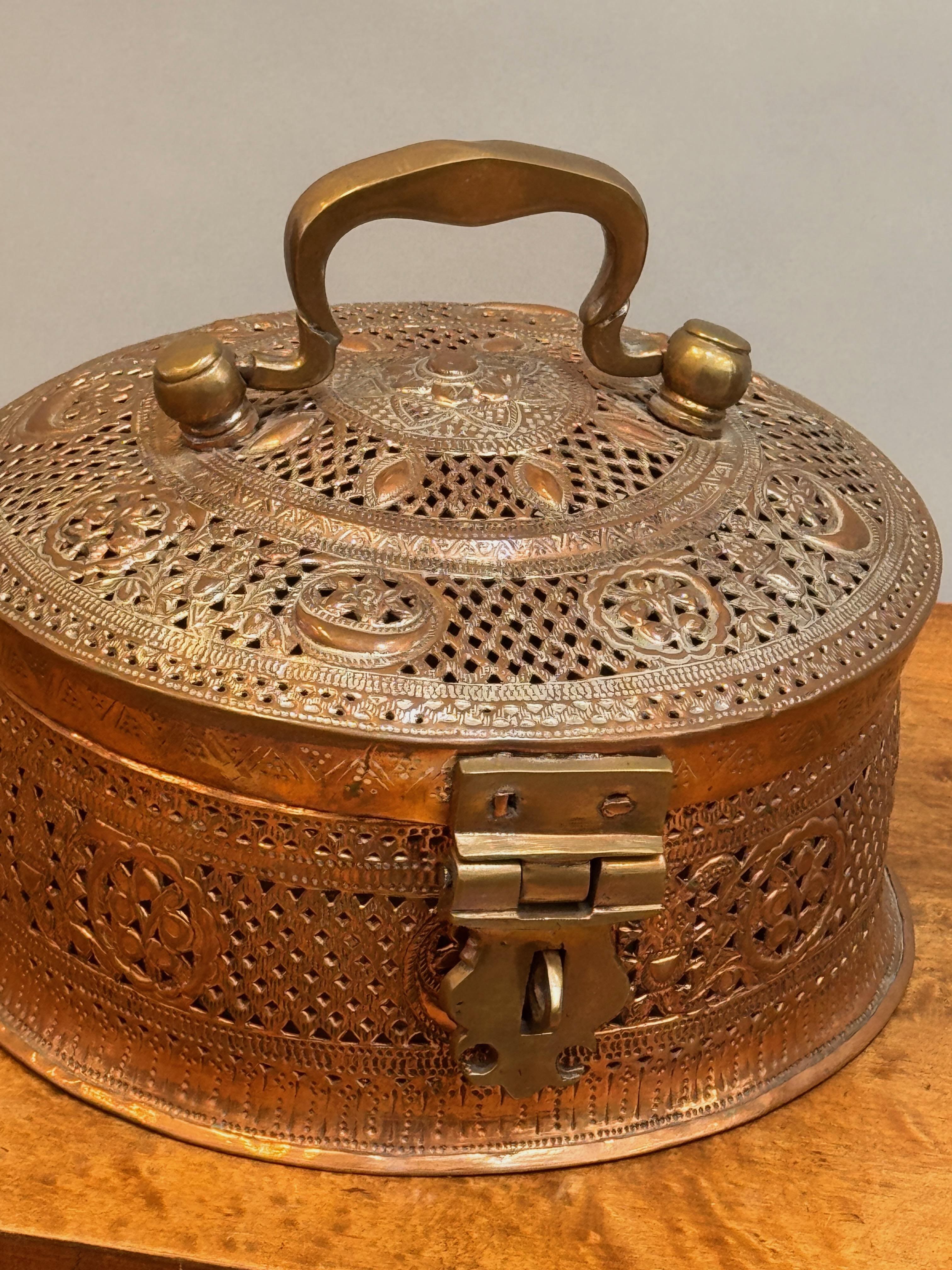 Scatola di rame reticolata indiana 