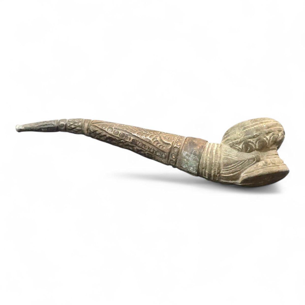 Indien Pipe indienne du XIXe siècle - Pierre sculptée et métal plaqué argent en vente