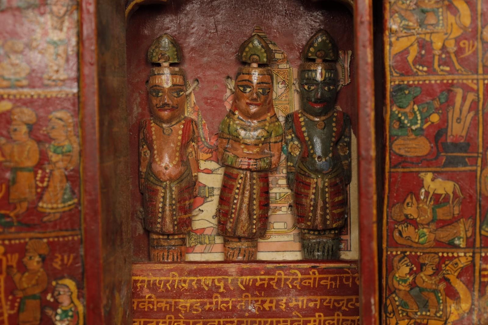 Tragbarer Schrein mit der Darstellung der Taten des Herrn Vishnu Indien, 19.
Ein wunderschön gearbeiteter, tragbarer Schrein aus Holz, der kunstvoll bemalt und so gestaltet ist, dass er sich in Schichten entfaltet, wobei jede Tür verschiedene