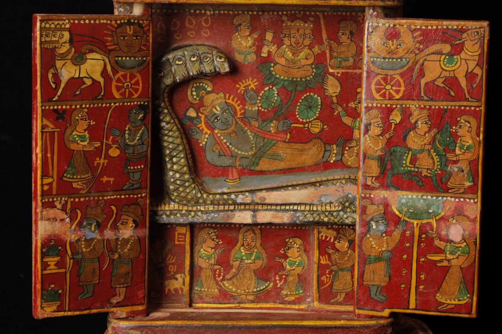 Indischer tragbarer Vishnu-Schrein aus dem 19. (Holz) im Angebot
