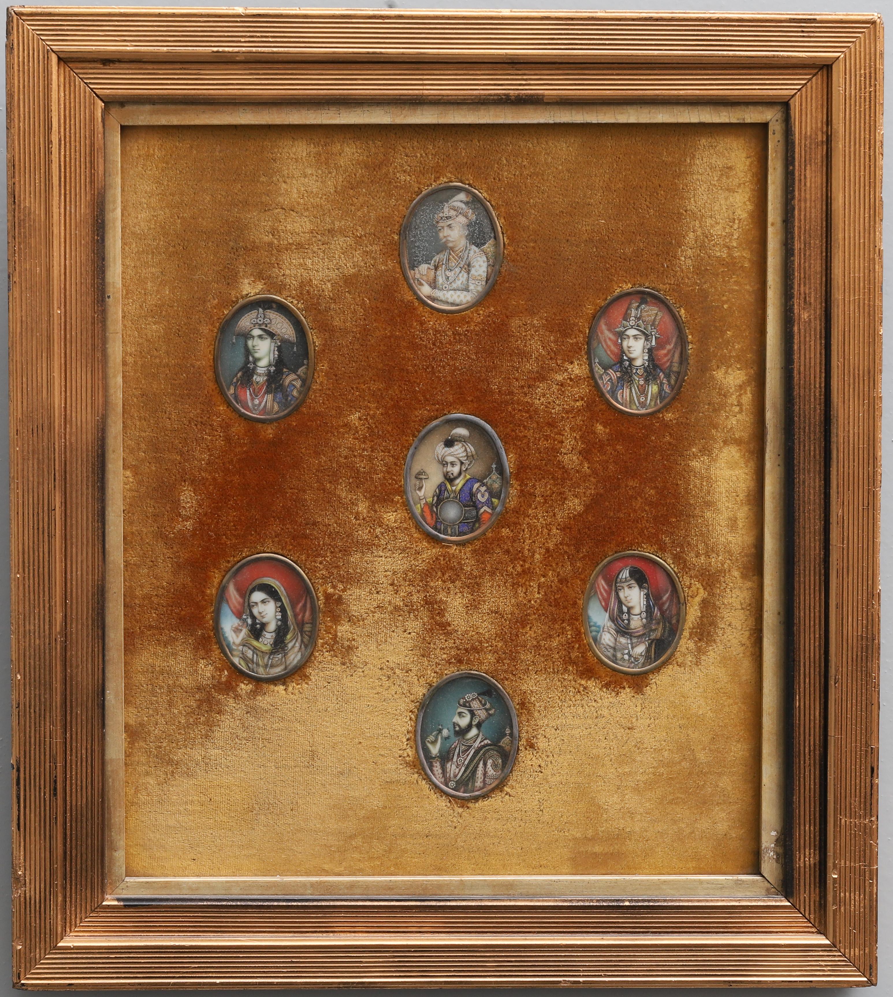 Grupo indio del siglo XIX de siete finos retratos ovalados en miniatura pintados a mano de venerados gobernantes mogoles y sus esposas reales. Todas ellas están colocadas individualmente en marcos estrechos de plata dorada con tapas de cristal