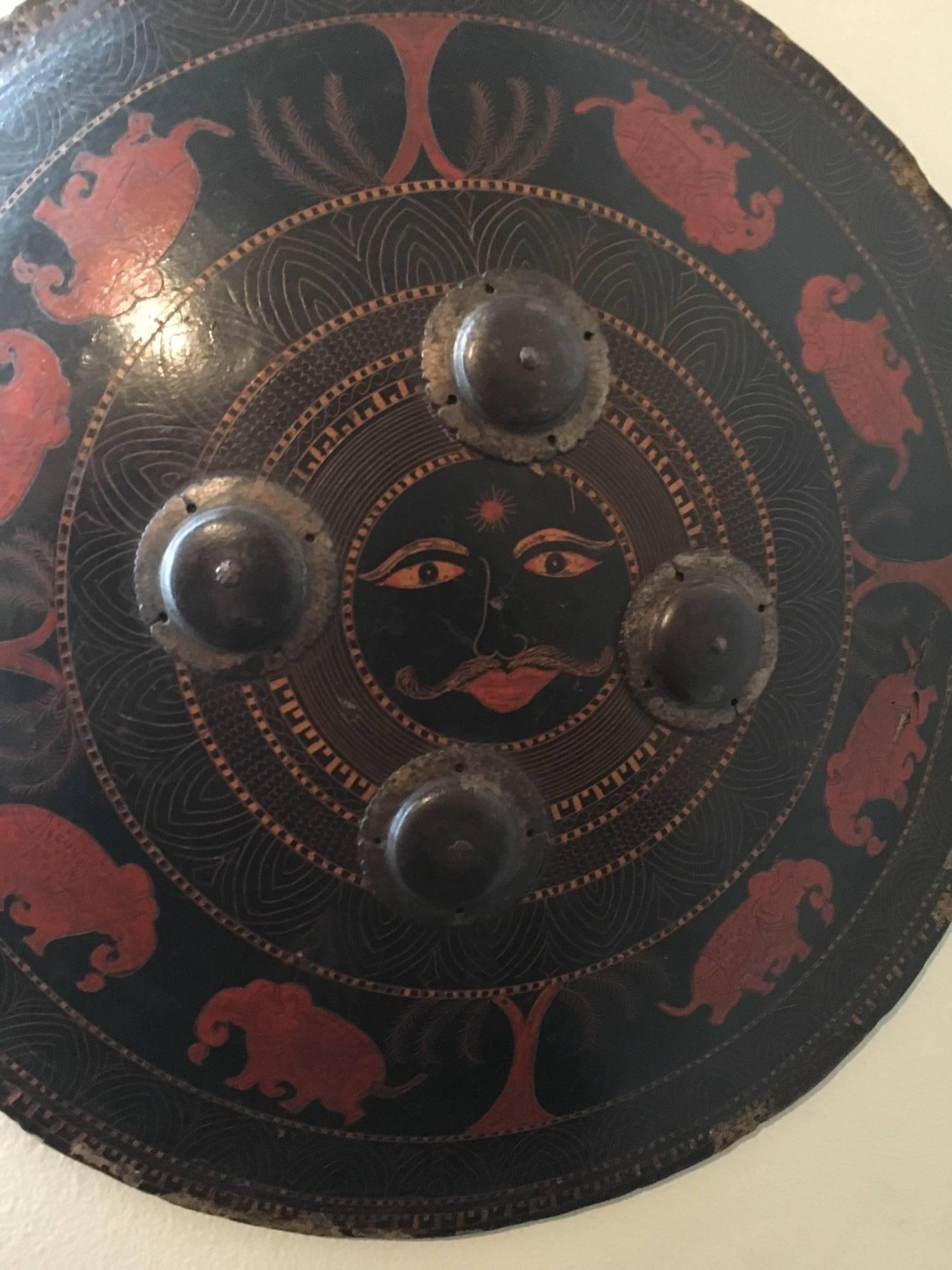 19th Century Indian Shield In Distressed Condition For Sale In Bordeaux, FR