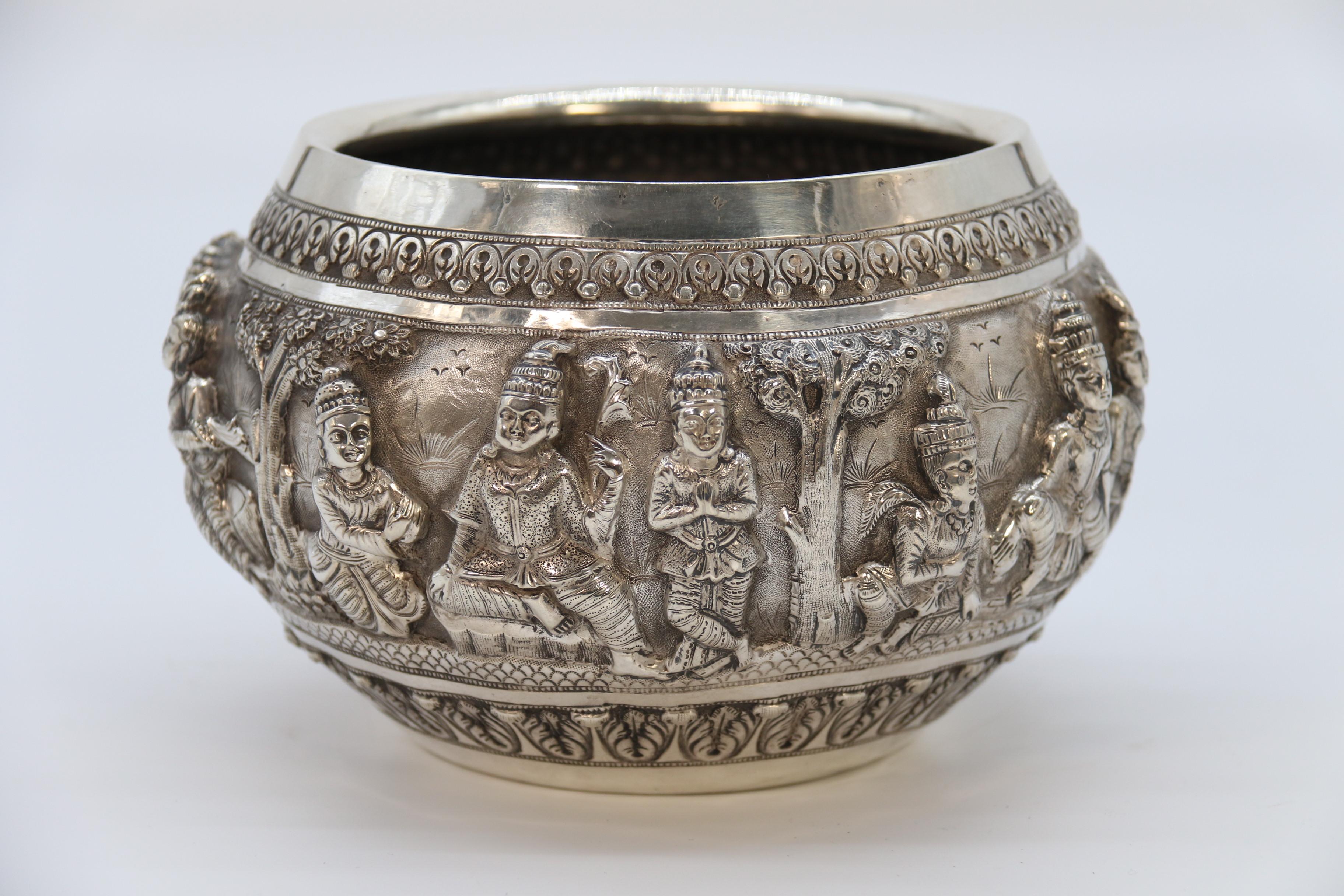 19th century Indian silver Raj period deep relief repousse work bowl circa 1870 In Good Condition For Sale In Central England, GB