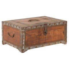 Boîte indienne en bois du 19e siècle avec détails en laiton et patine vieillie