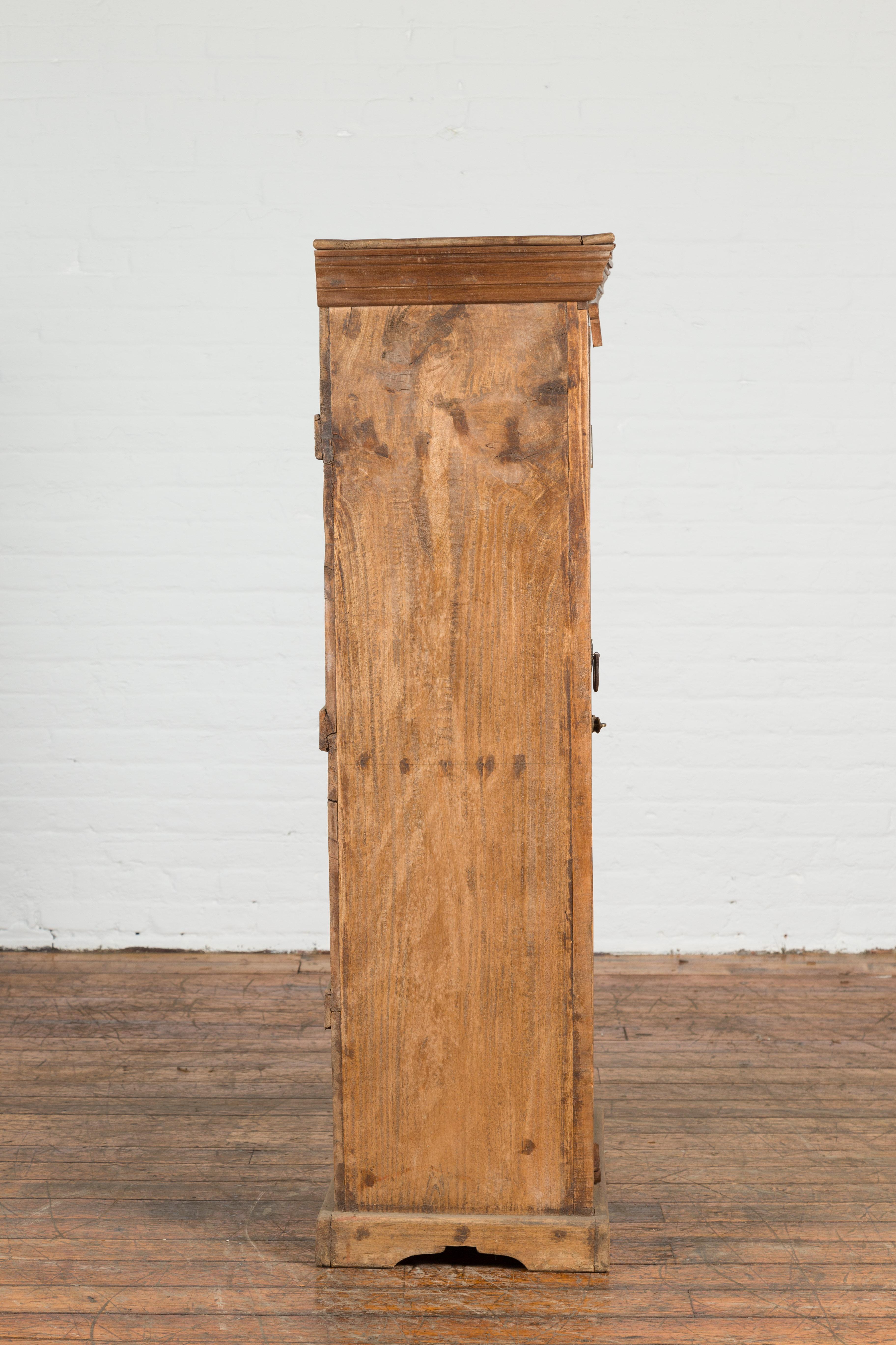 Indischer Holzschrank des 19. Jahrhunderts mit einer Tür mit Laubsägearbeiten und Messinggriff im Angebot 5