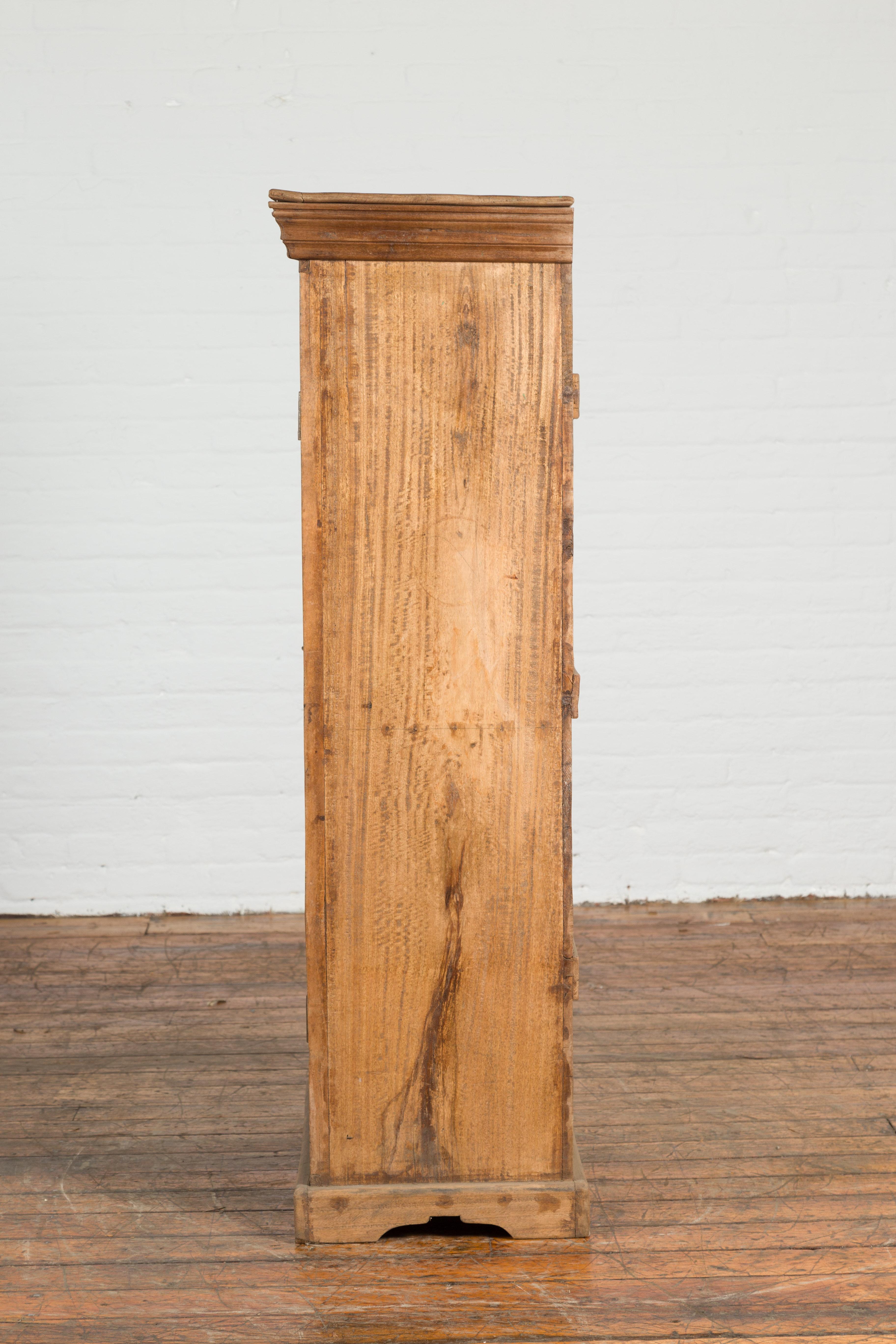 Indischer Holzschrank des 19. Jahrhunderts mit einer Tür mit Laubsägearbeiten und Messinggriff im Angebot 7