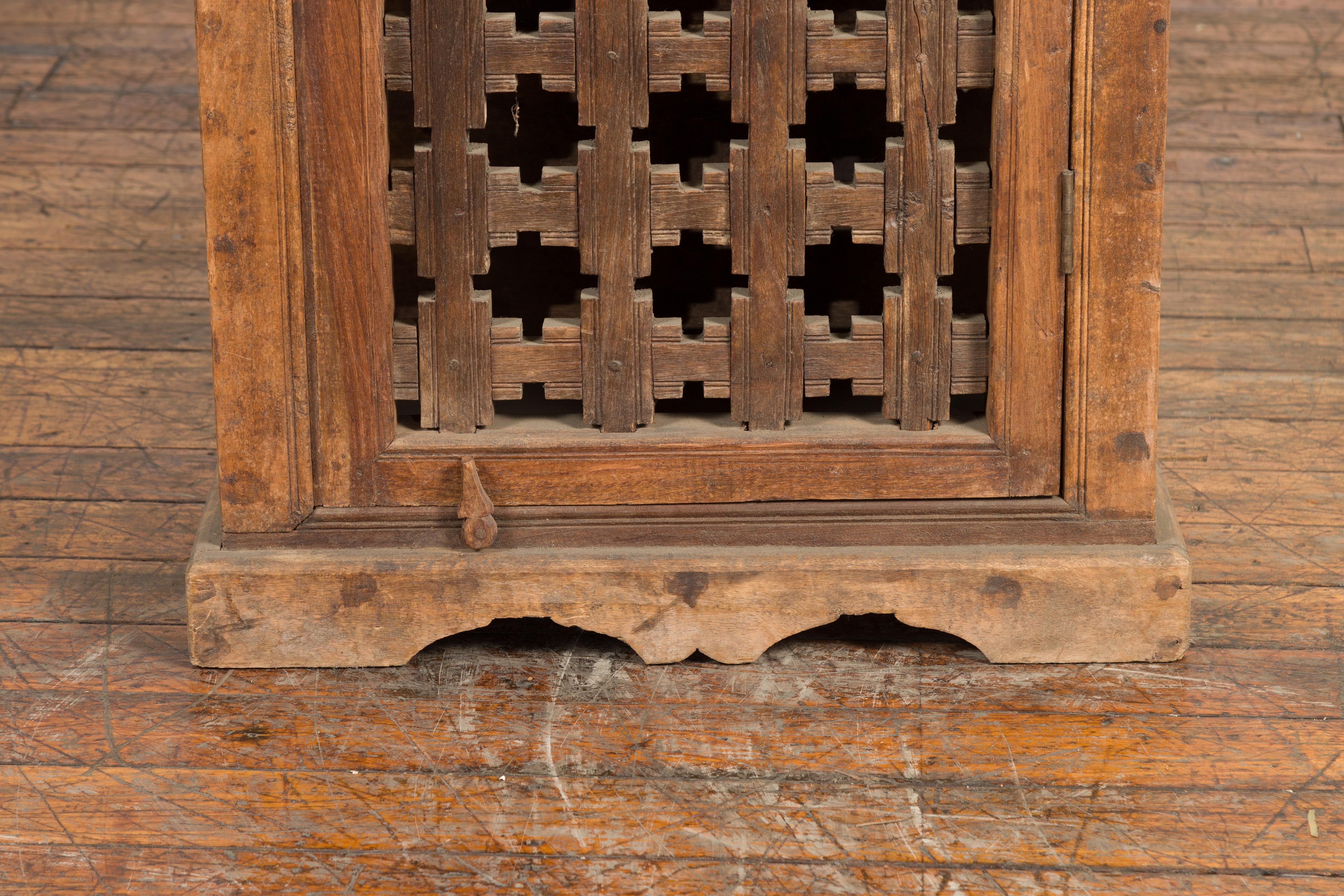 Indischer Holzschrank des 19. Jahrhunderts mit einer Tür mit Laubsägearbeiten und Messinggriff im Angebot 1