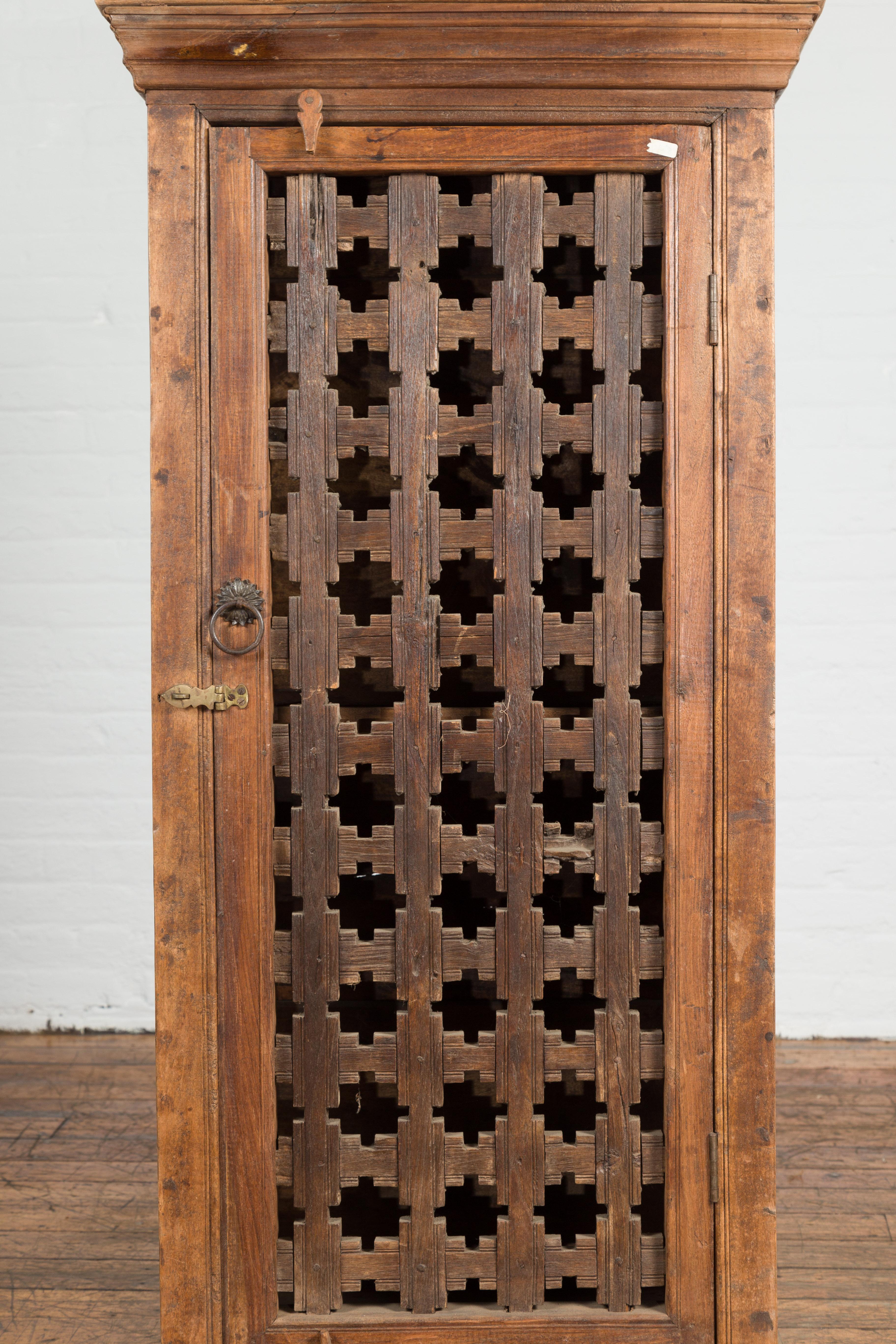 Indischer Holzschrank des 19. Jahrhunderts mit einer Tür mit Laubsägearbeiten und Messinggriff im Angebot 2
