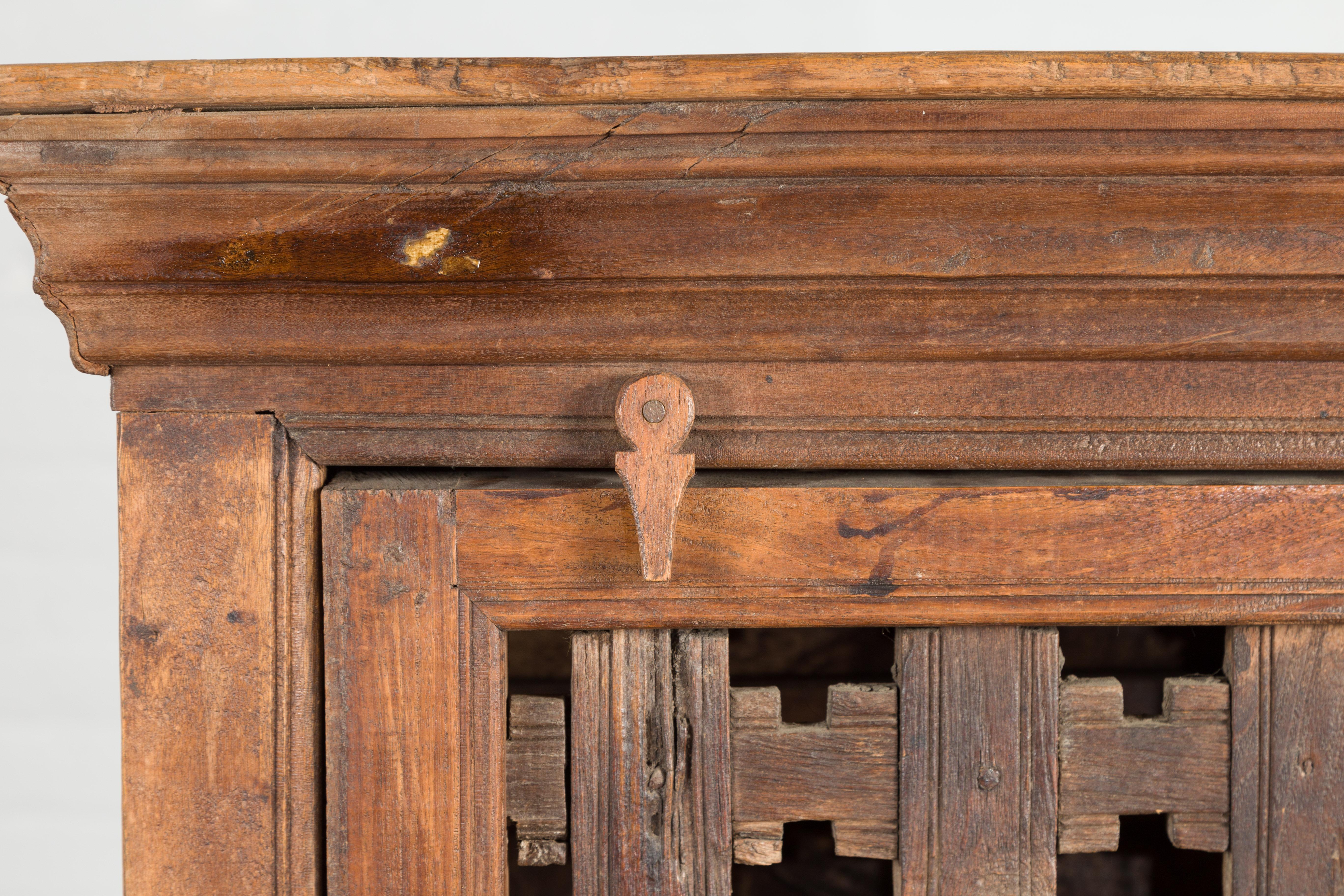 Indischer Holzschrank des 19. Jahrhunderts mit einer Tür mit Laubsägearbeiten und Messinggriff im Angebot 3
