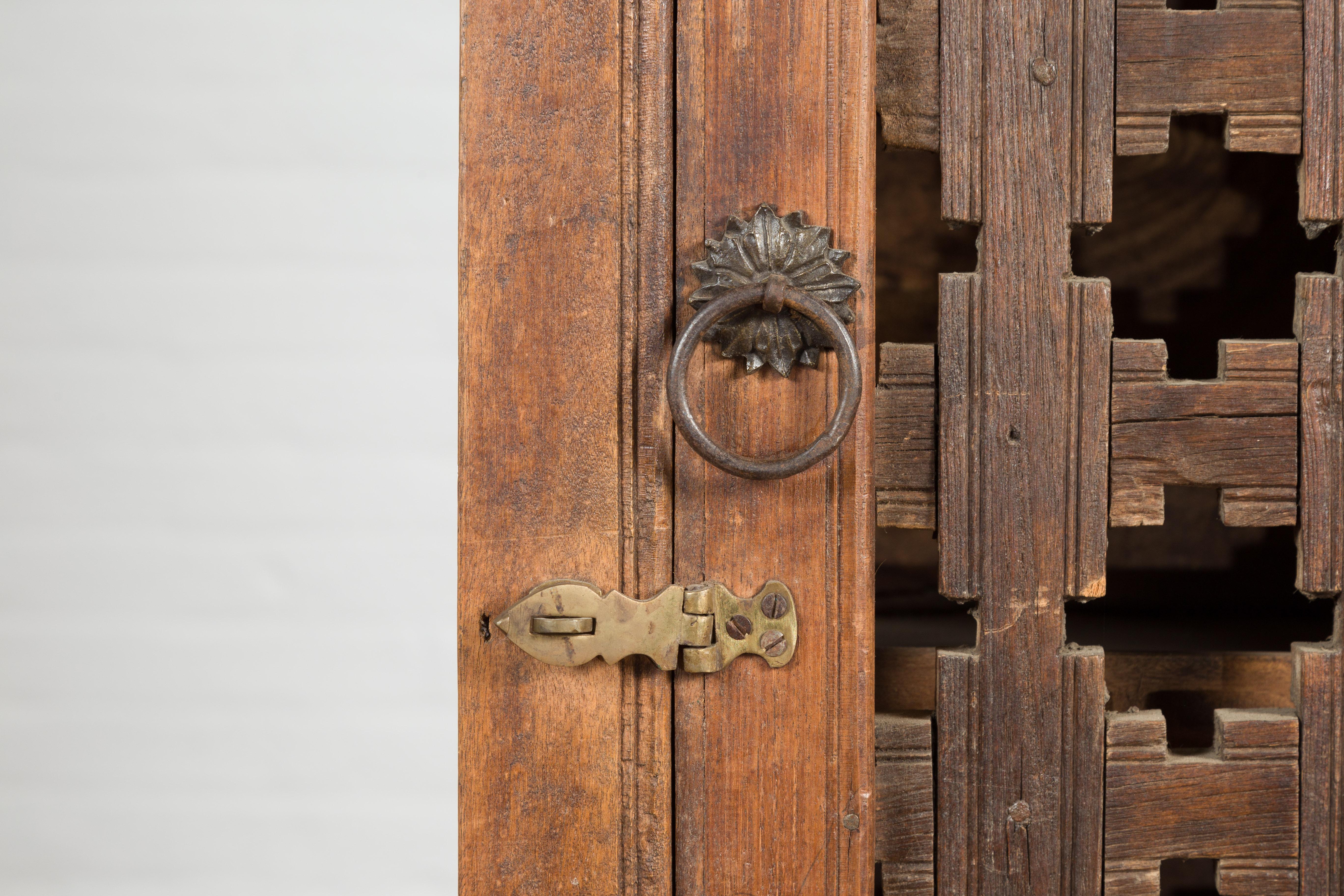 Indischer Holzschrank des 19. Jahrhunderts mit einer Tür mit Laubsägearbeiten und Messinggriff im Angebot 4