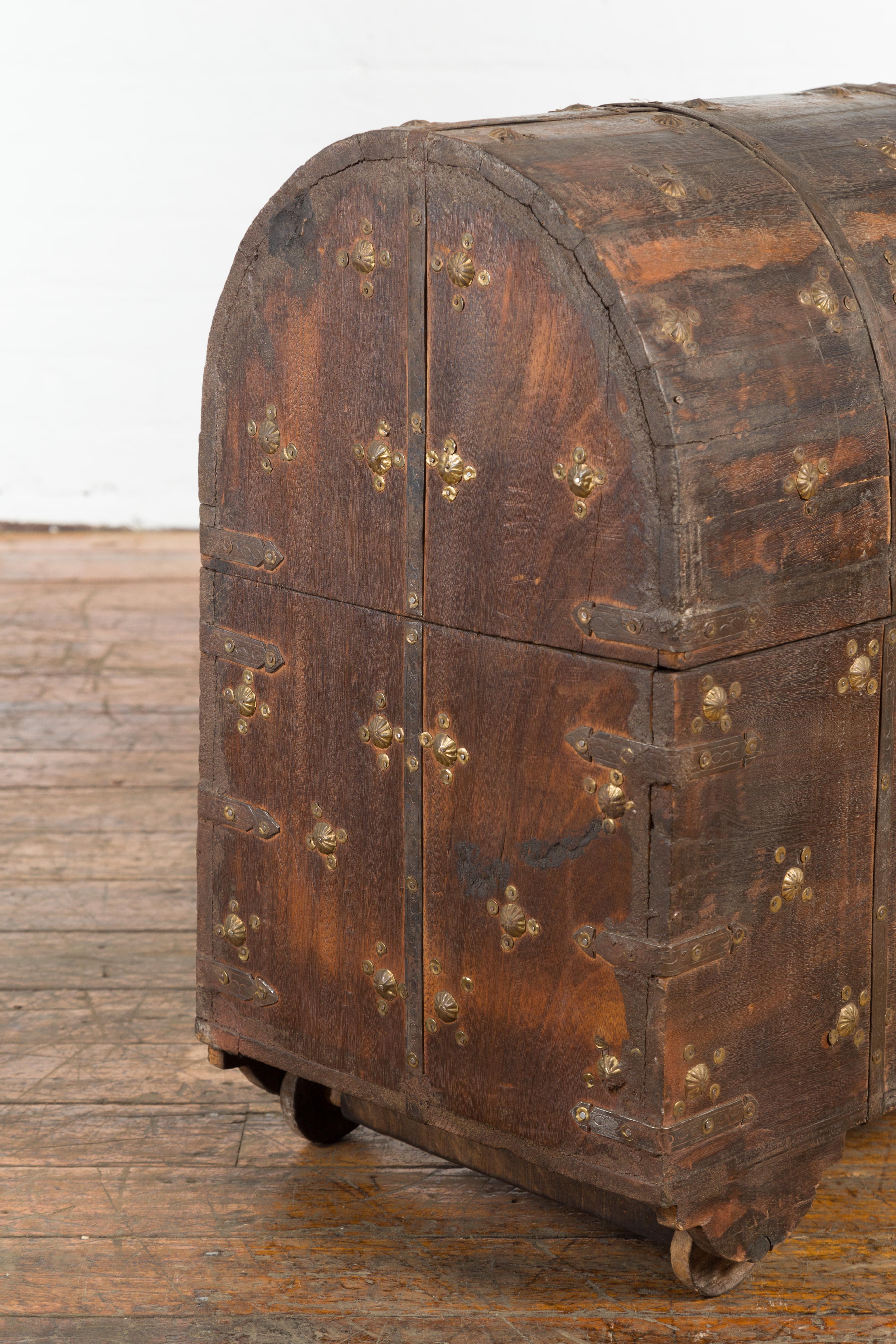 Coffre à trésors indien en bois du 19ème siècle avec dessus en forme de dôme et rosettes en métal doré en vente 4