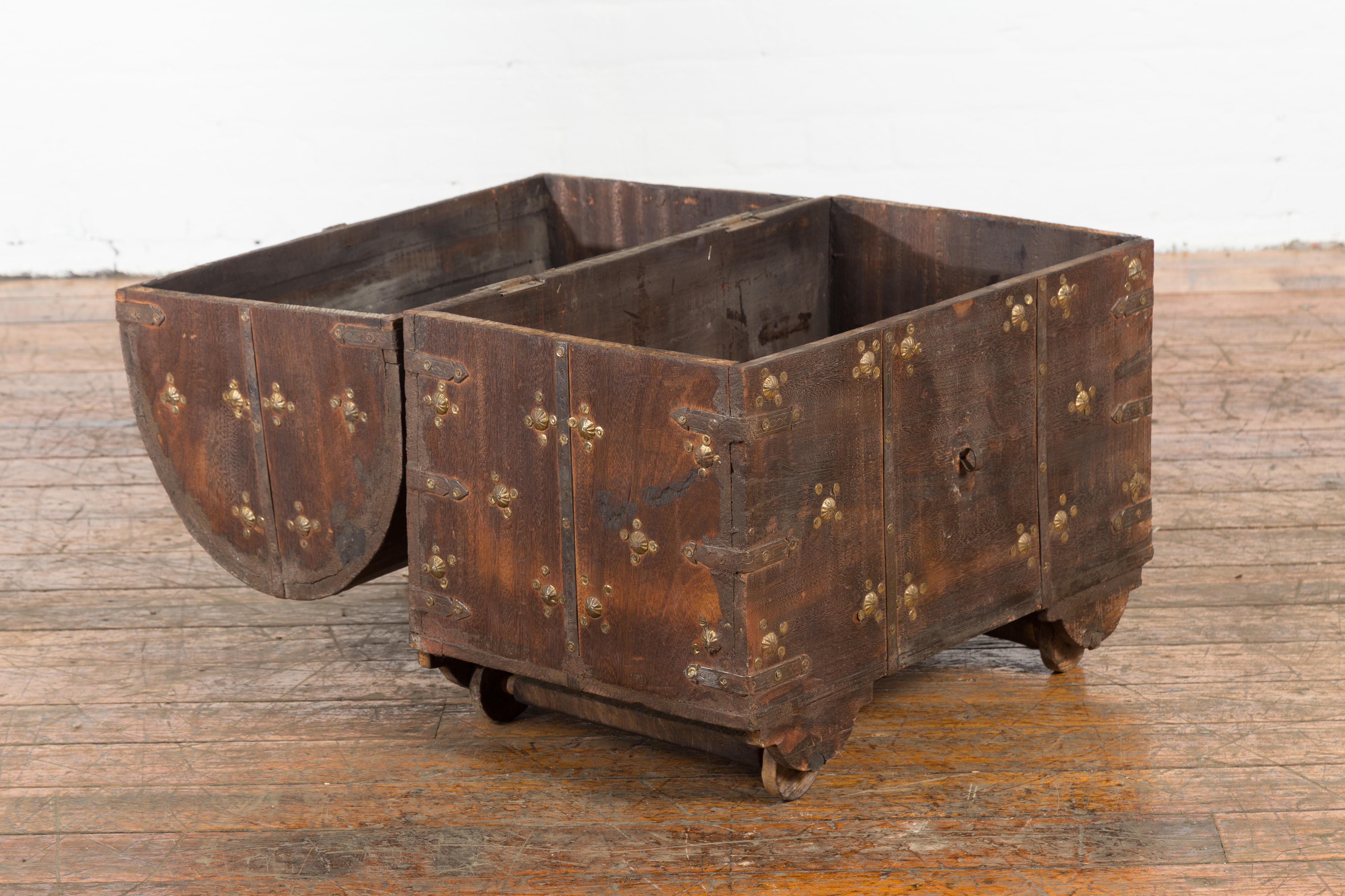 Coffre à trésors indien en bois du 19ème siècle avec dessus en forme de dôme et rosettes en métal doré en vente 6