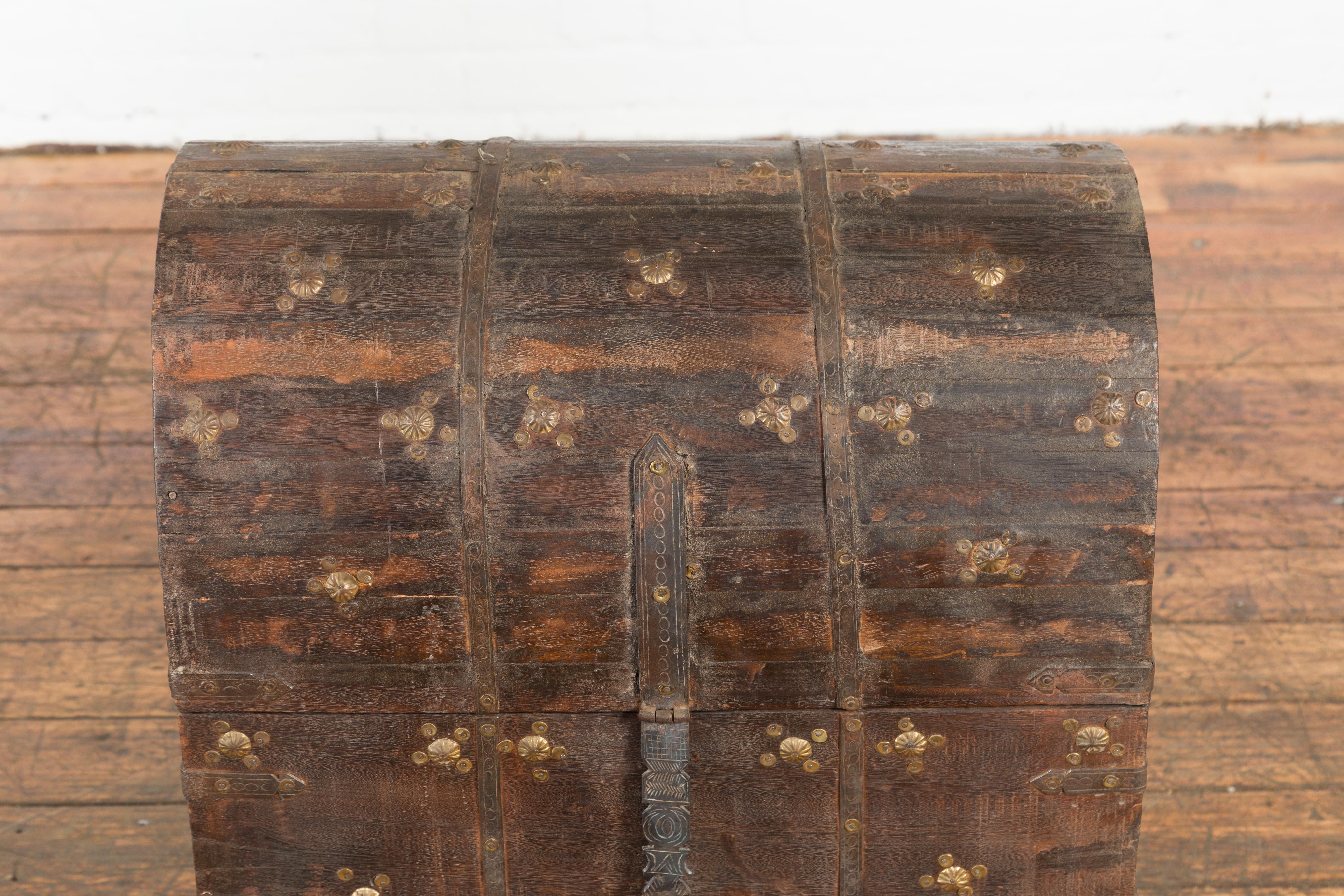 Coffre à trésors indien en bois du 19ème siècle avec dessus en forme de dôme et rosettes en métal doré Bon état - En vente à Yonkers, NY