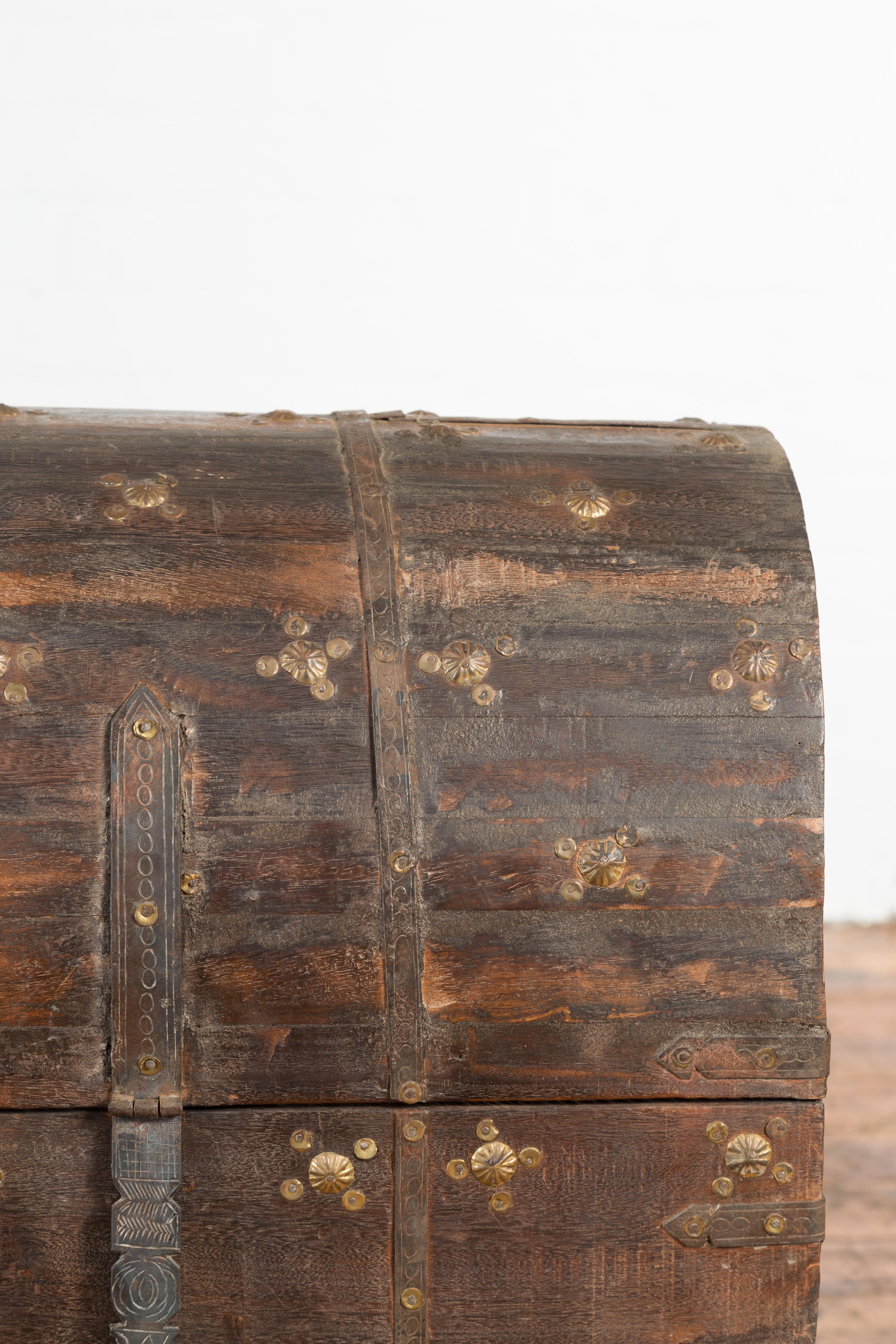 Coffre à trésors indien en bois du 19ème siècle avec dessus en forme de dôme et rosettes en métal doré en vente 1
