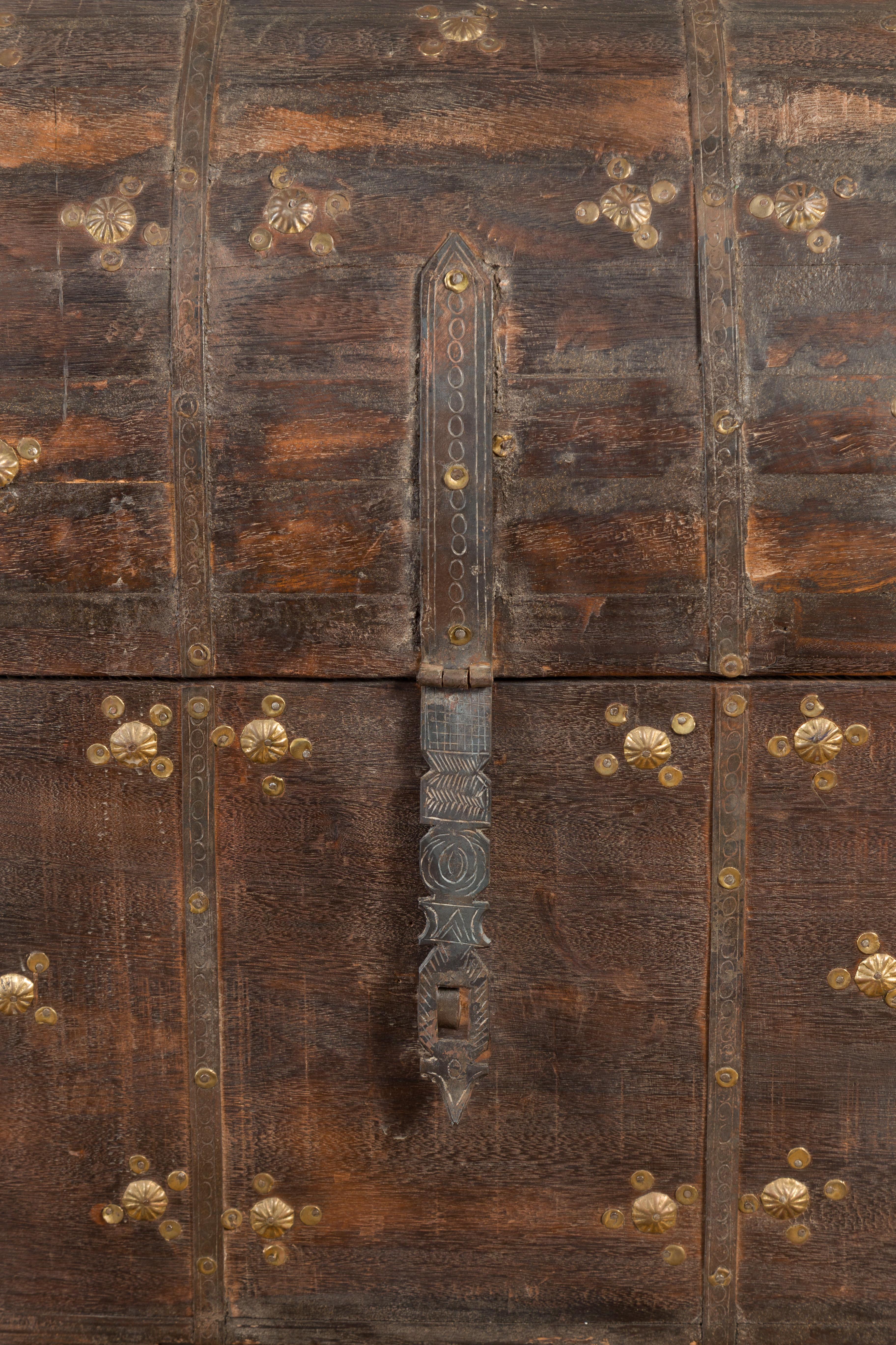 Coffre à trésors indien en bois du 19ème siècle avec dessus en forme de dôme et rosettes en métal doré en vente 2