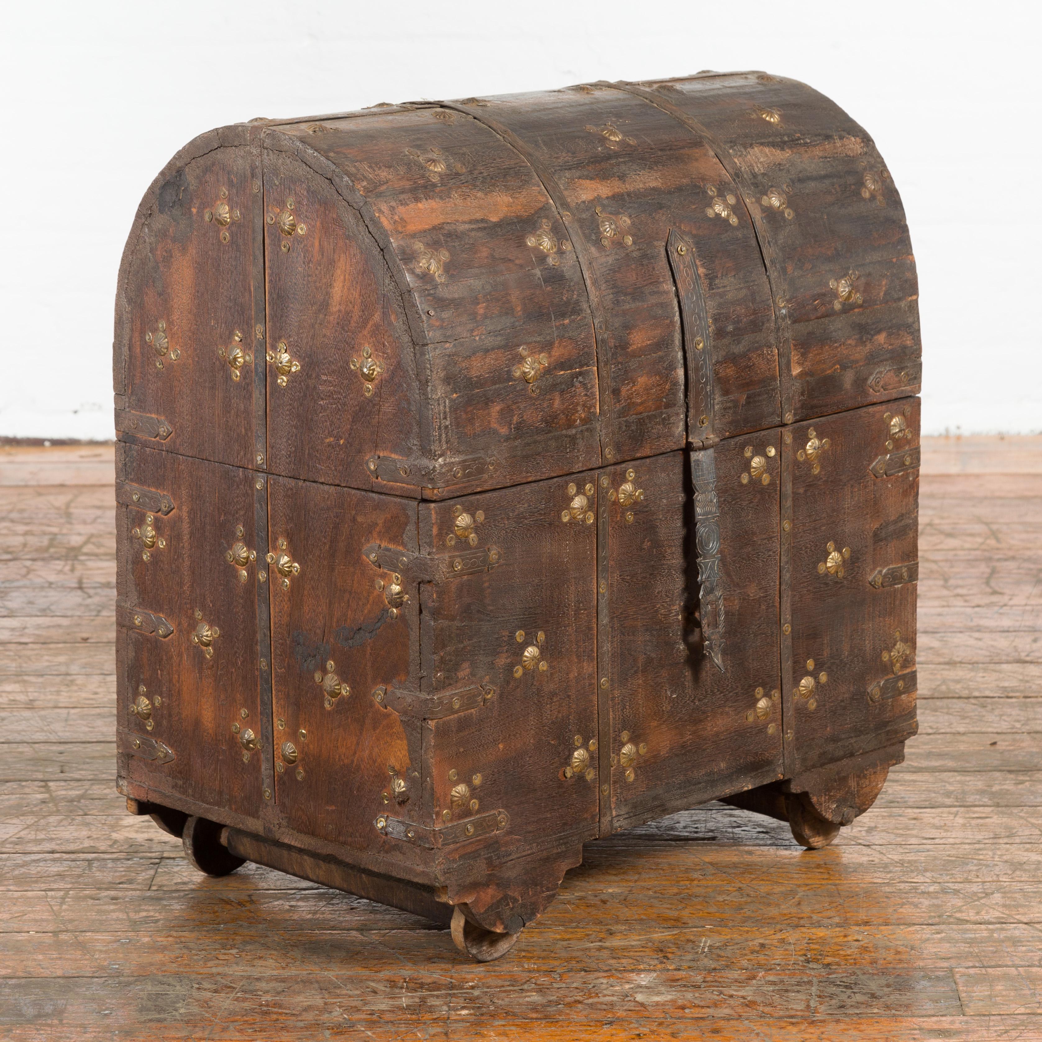 Coffre à trésors indien en bois du 19ème siècle avec dessus en forme de dôme et rosettes en métal doré en vente 3