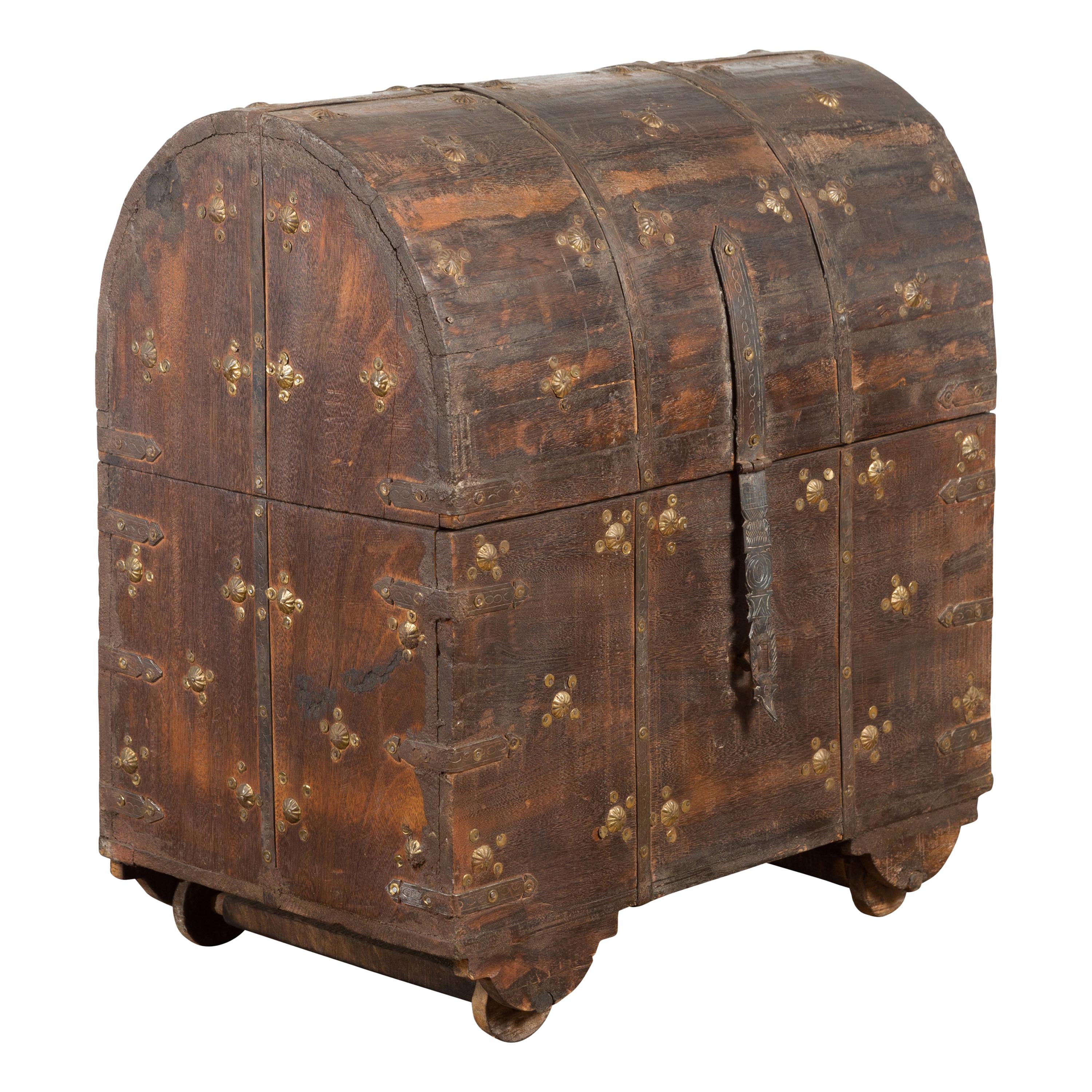 Coffre à trésors indien en bois du 19ème siècle avec dessus en forme de dôme et rosettes en métal doré en vente