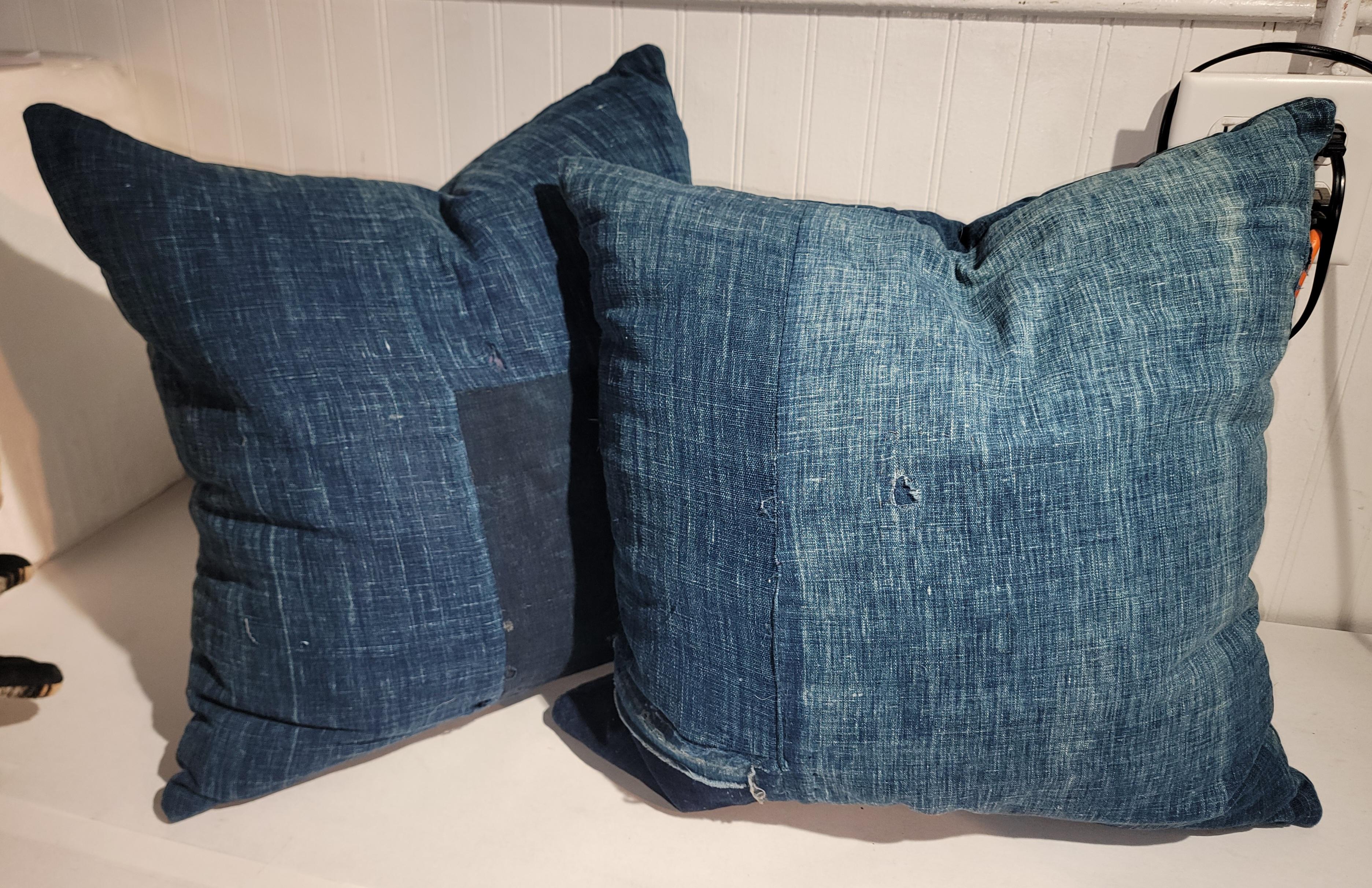 Coppia di cuscini double face in lino blu indaco del XIX secolo. Questi cuscini sono di un meraviglioso blu indaco con una variazione di colore dovuta alla lavorazione a toppa del tessuto. Un'ottima biancheria antica. Anche le toppe di questi