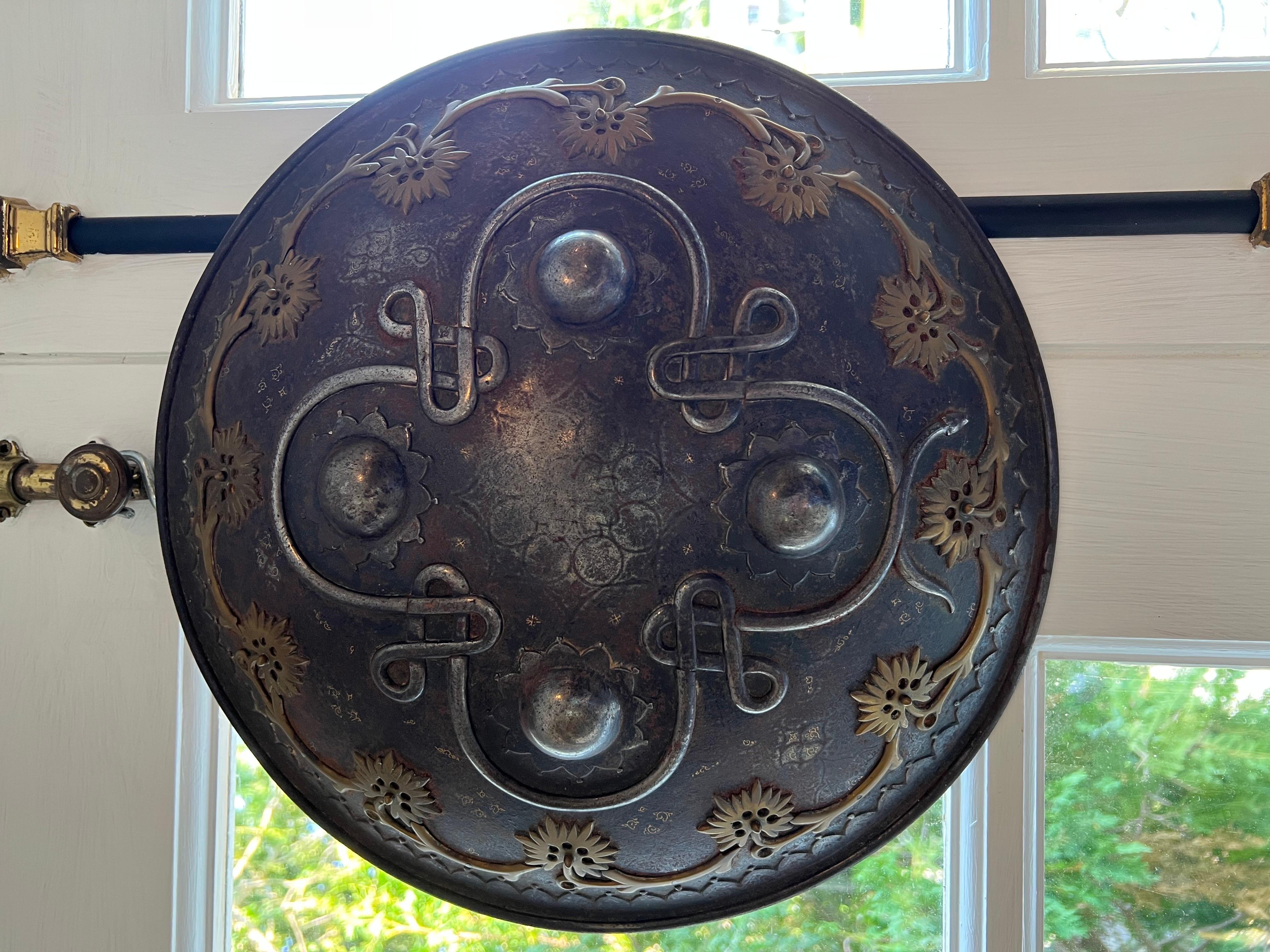  Shield en acier séparé indo-persan du 19e siècle en vente 7