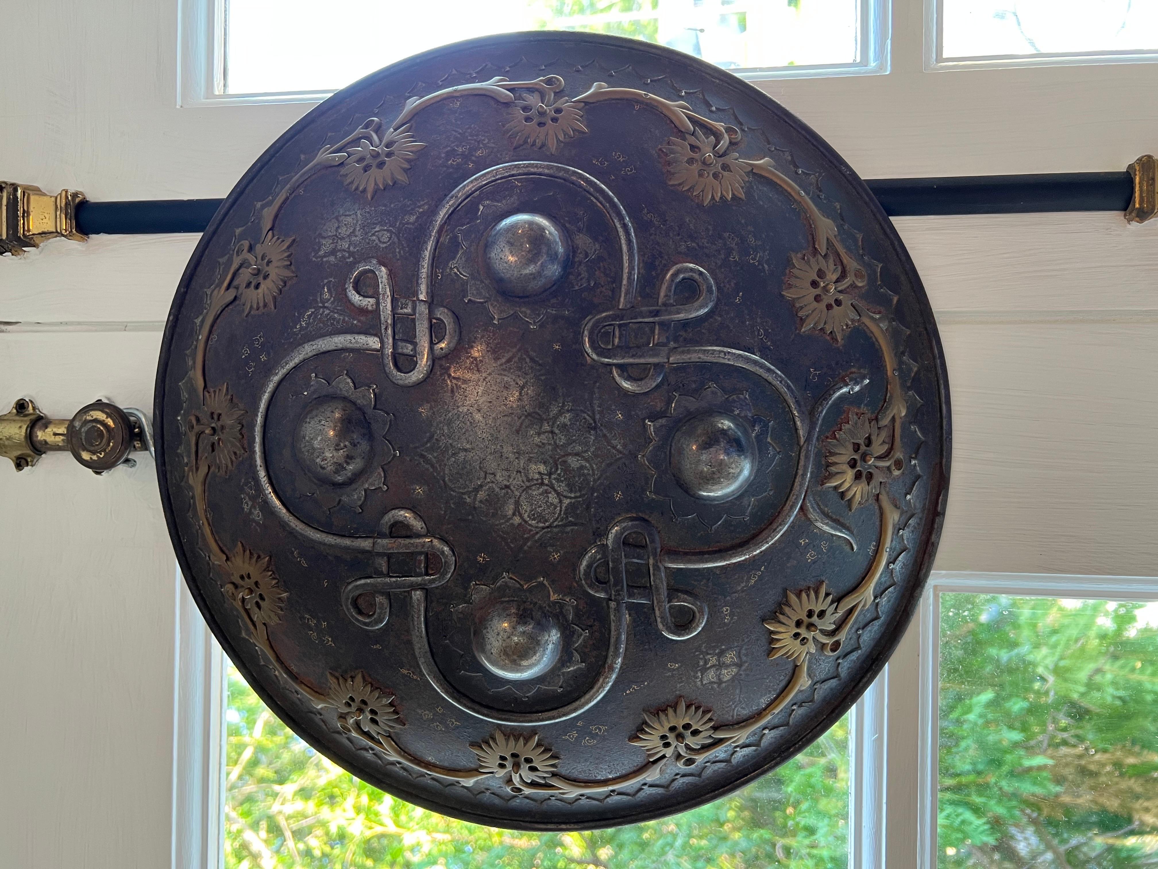  Shield en acier séparé indo-persan du 19e siècle en vente 8