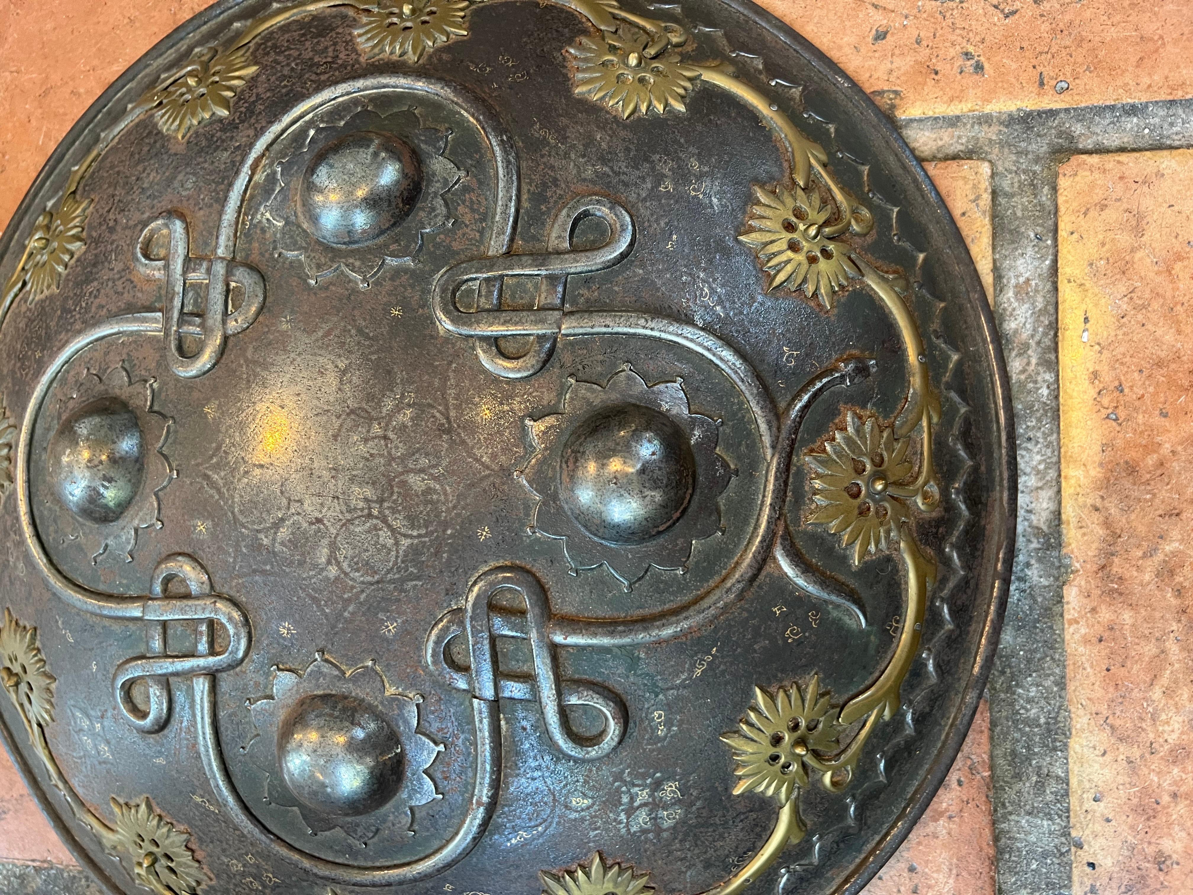 Anglo-indien  Shield en acier séparé indo-persan du 19e siècle en vente