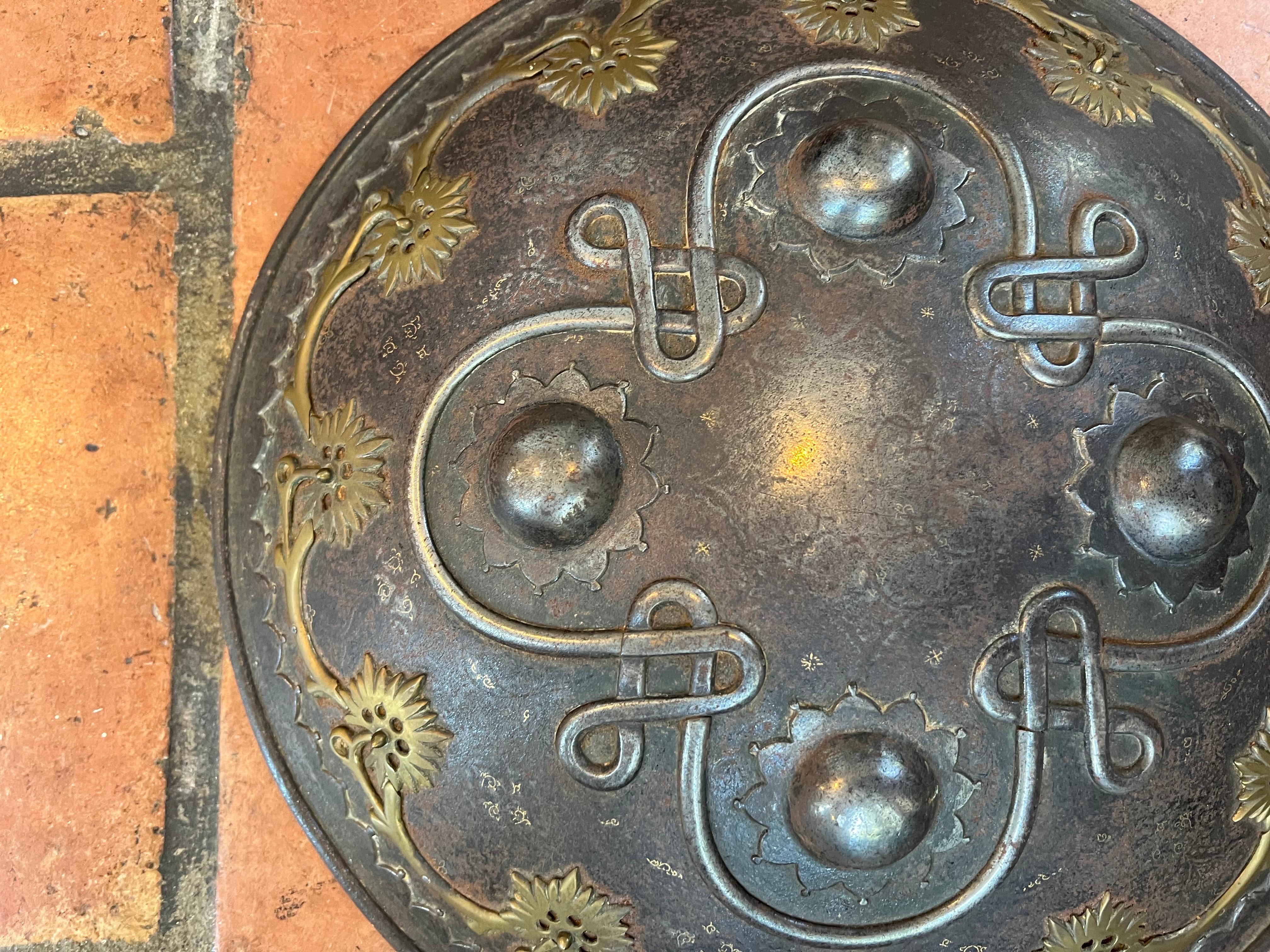 XIXe siècle  Shield en acier séparé indo-persan du 19e siècle en vente