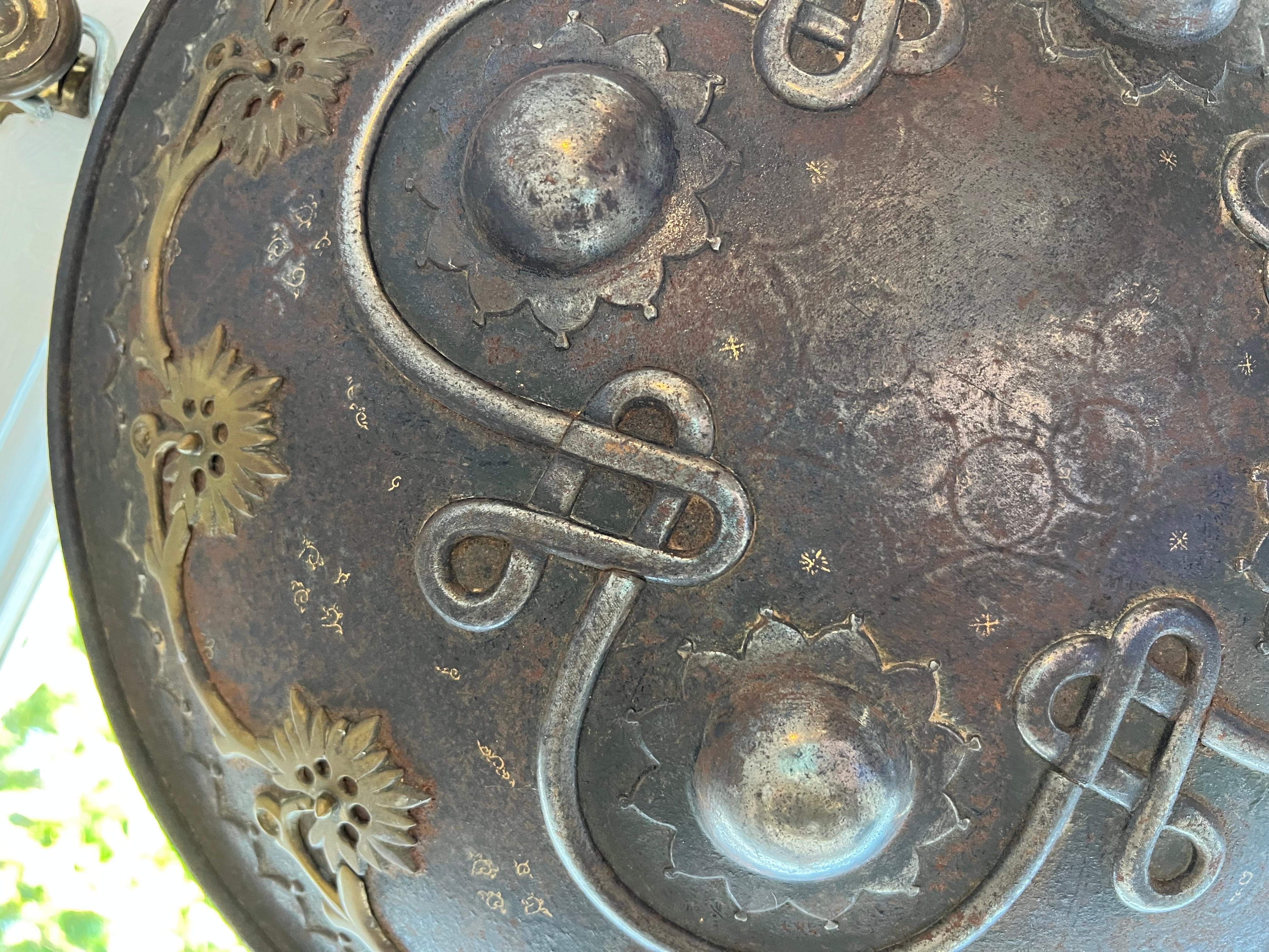  Shield en acier séparé indo-persan du 19e siècle en vente 2