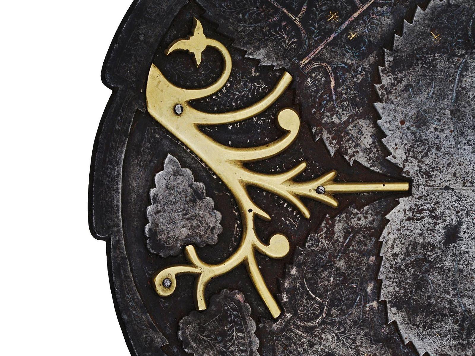 Feiner antiker (19. Jh.) indo-persischer Stahlteller in Form von sich überlappenden Weinblättern mit Damaszener- und Koftgari-Silbereinlagen und vergoldeten Mustern sowie Messingauflagen, die die Blattstiele darstellen.